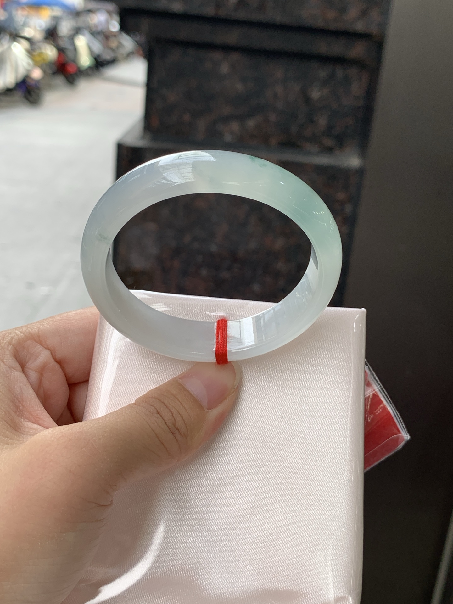 冰飘花贵妃 51-45.5-14-6.5 0619-N1029 打灯细纹，底妆冰润细腻，冰底中开出了朵朵蓝花，飘花灵动飘逸，勾勒出一幅唯美诗意的山水意境画，古典优雅又秀气