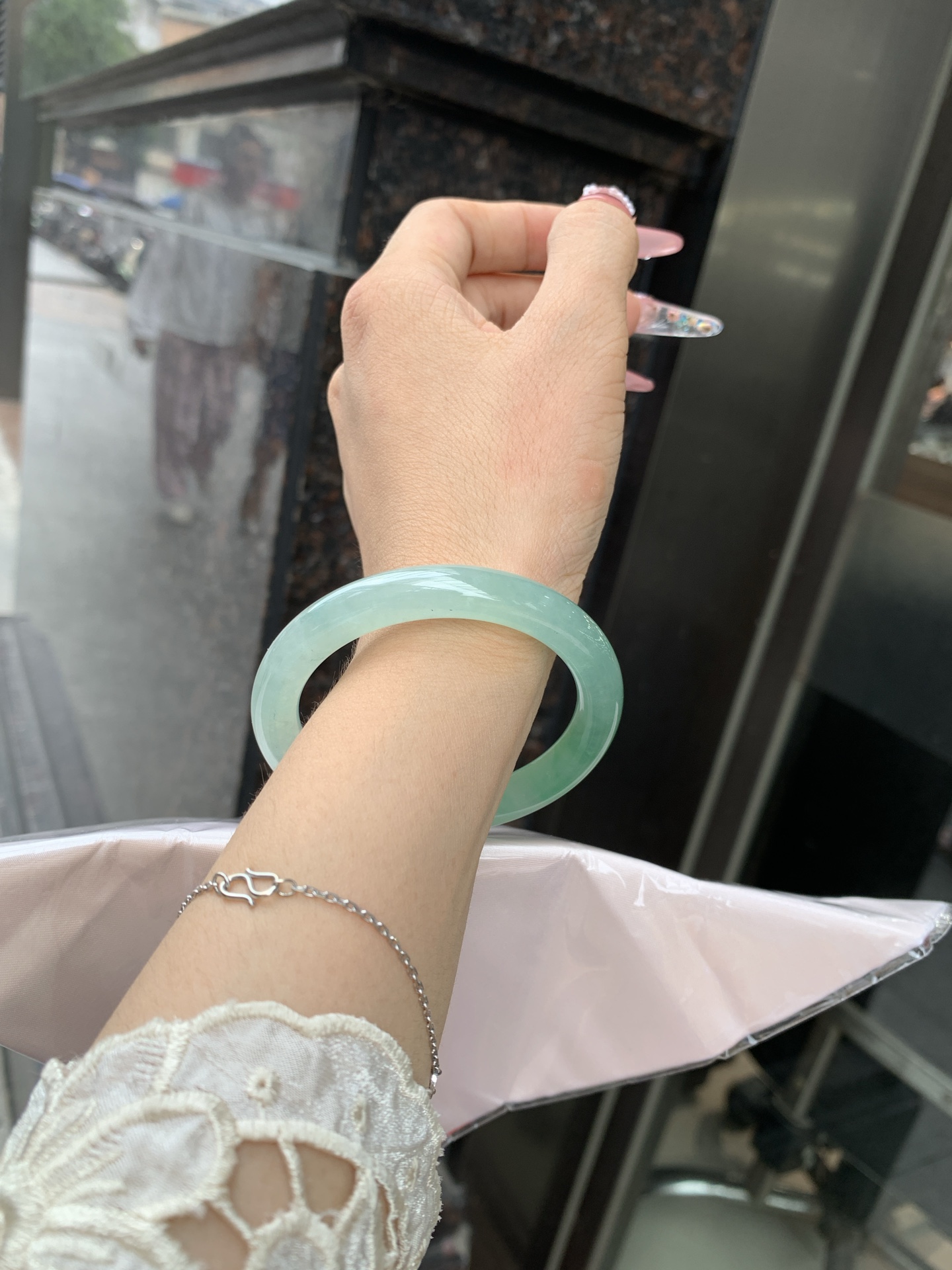 冰晴飘绿美人条 52.1-8.2-8.9 0619-N1021-2 打灯细纹，表皮微扣，底妆水润细腻，满圈晴绿底色飘金丝绿花，鲜艳得像新冒头的嫩芽，灵动清新，即柔和又充满生机