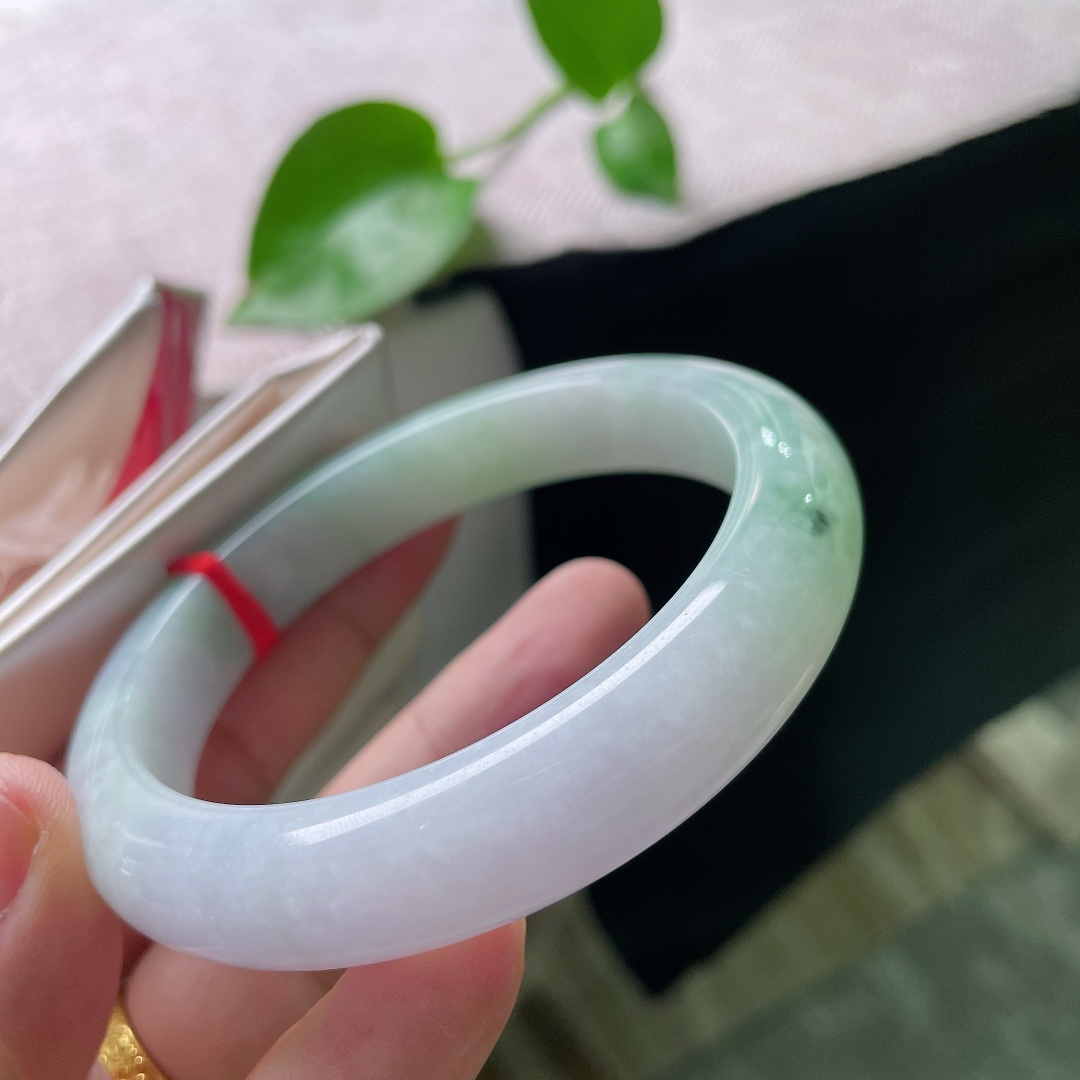 60.7/12.5/8.7，淡紫淡绿正圈，大圈口，水润细腻，佩戴端正，大气，有纹，ss54789a