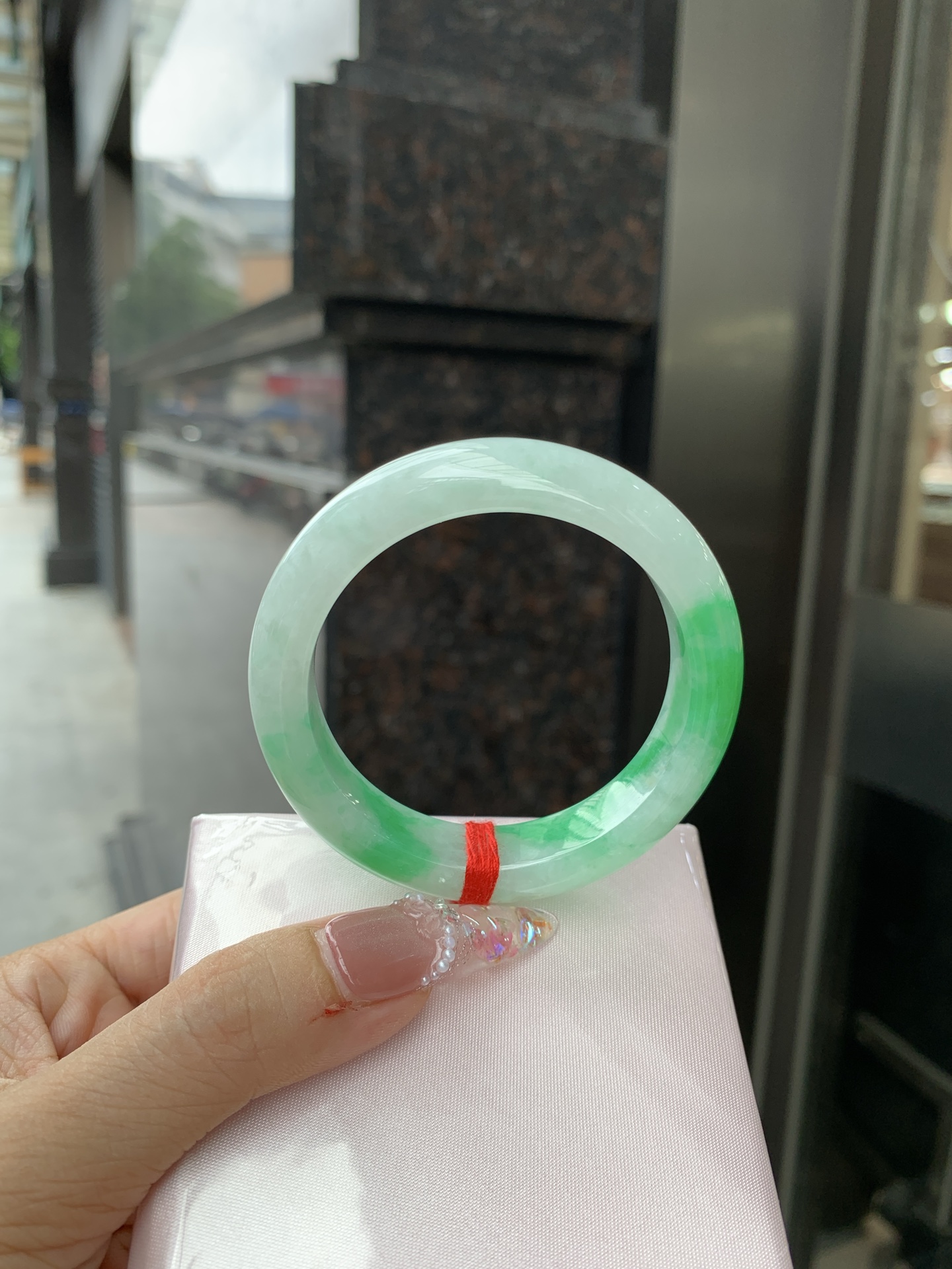 白底青阳绿正圈 51.2-8.3-12.4 0619-612U4W 打灯棉根，半圈阳绿花点缀腕间风华，干净纯净的底色上，一抹翠色肆意流淌，宛如春日里的繁华盛景