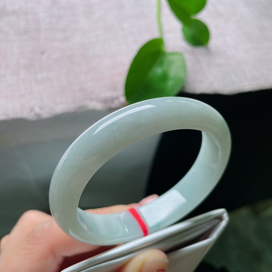 55.7（48.5）12.4/7.1，淡绿底贵妃，水头好，种老，细润，一抹飘花灵动，有纹，ss54958a