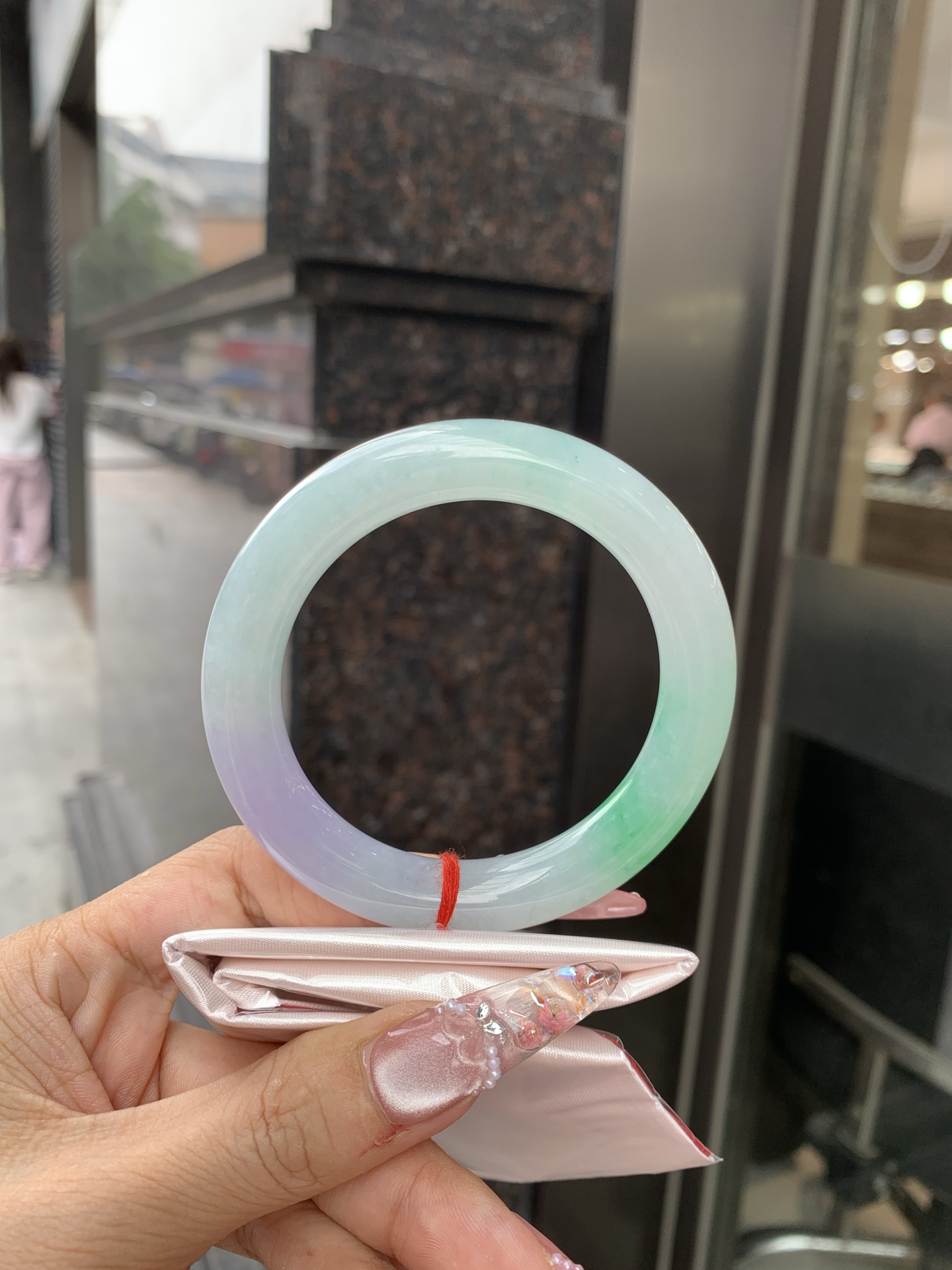 春彩圆条 56.2-10.6-10.7 0619-N1038 打灯棉线，底妆水润，阳绿花色碰上梦幻般的春，像是融化了的春天，所有的美好交织在一起，让人心生宁静而淡淡的欢喜