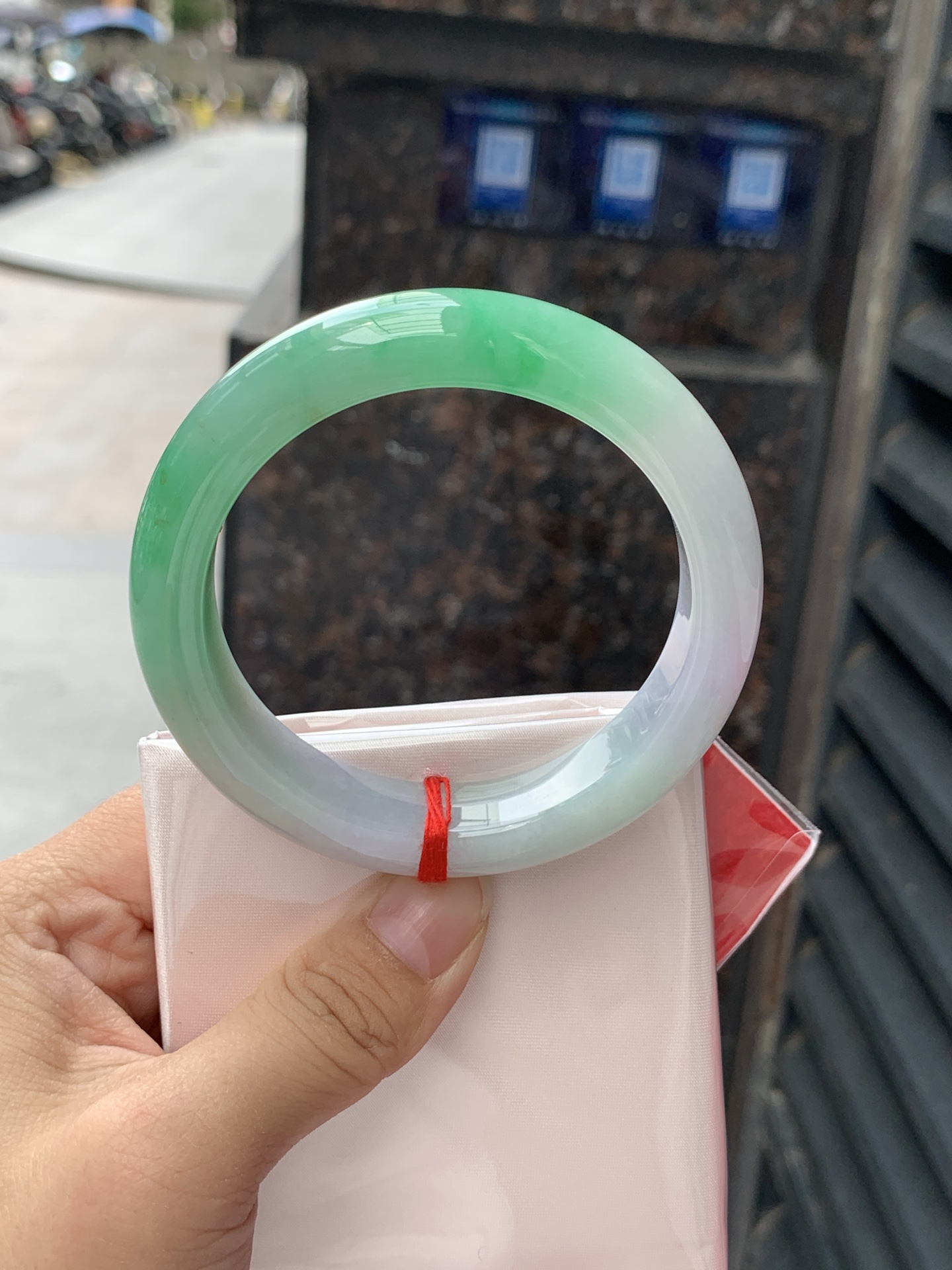 春彩正圈 57.2-12.9-9.3 0619-N1026 打灯细纹，色彩层次分明，绿料浓郁鲜亮，过滤自然流畅，玉质细腻，水头莹润，自带贵气质感。