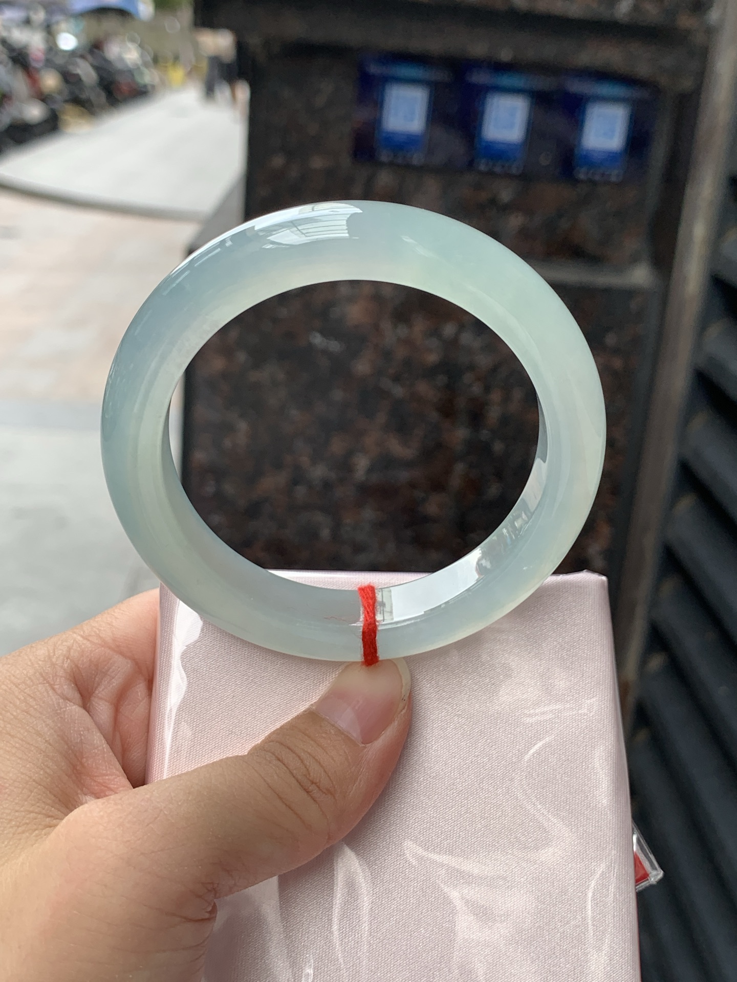 冰晴蓝正圈 55.9-12-9.1 0619-N1011-1 无裂，底妆冰胶细腻，清爽耐看的晴蓝底，夏季美好的冰凉感，时而晴时而蓝，随光线变化如梦如幻。