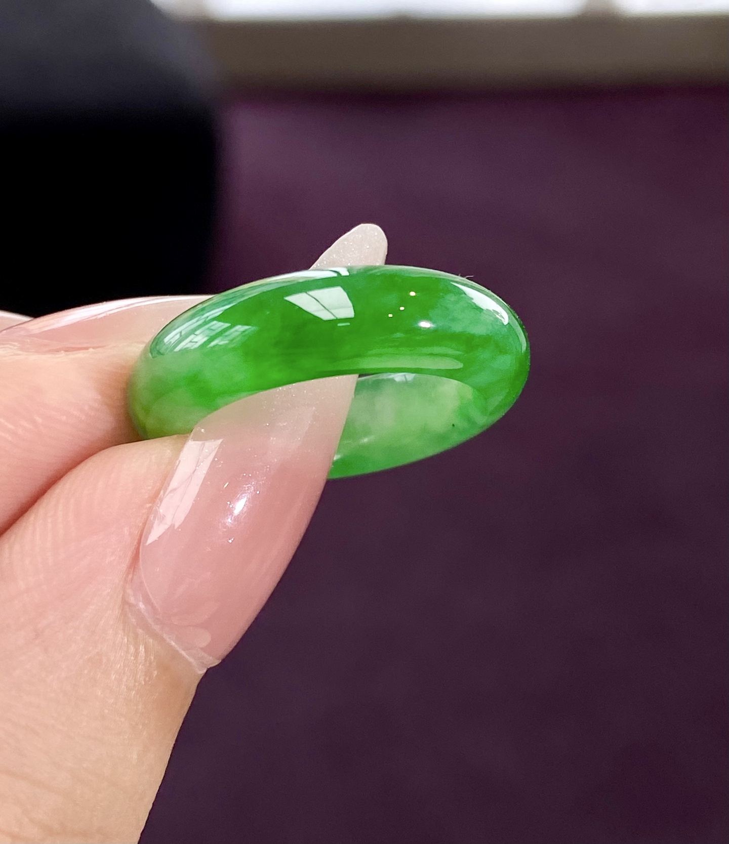 高冰种辣绿指圈，浓浓的浓翠色，未经镶嵌的素戒圈所带来的感，上手显贵，圈口 14，裸石 6.5-4mm，无裂