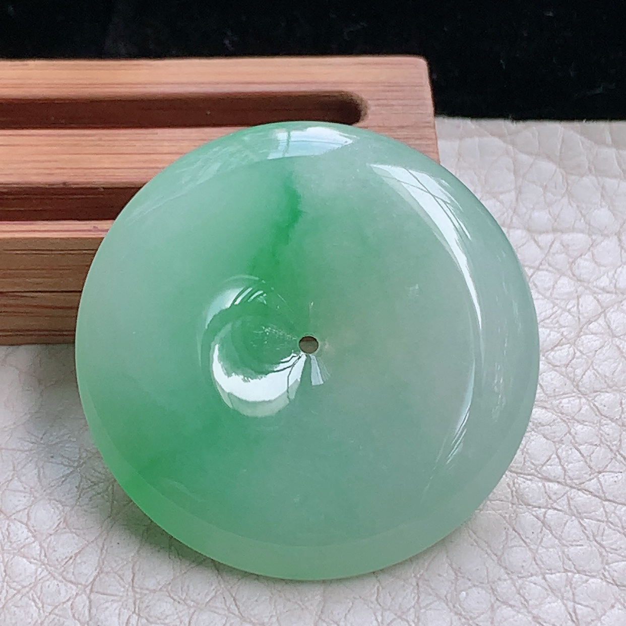 zz3实拍35*6.2缅甸翡翠飘金丝绿平安扣吊坠冰透甜绿淡绿玉扣