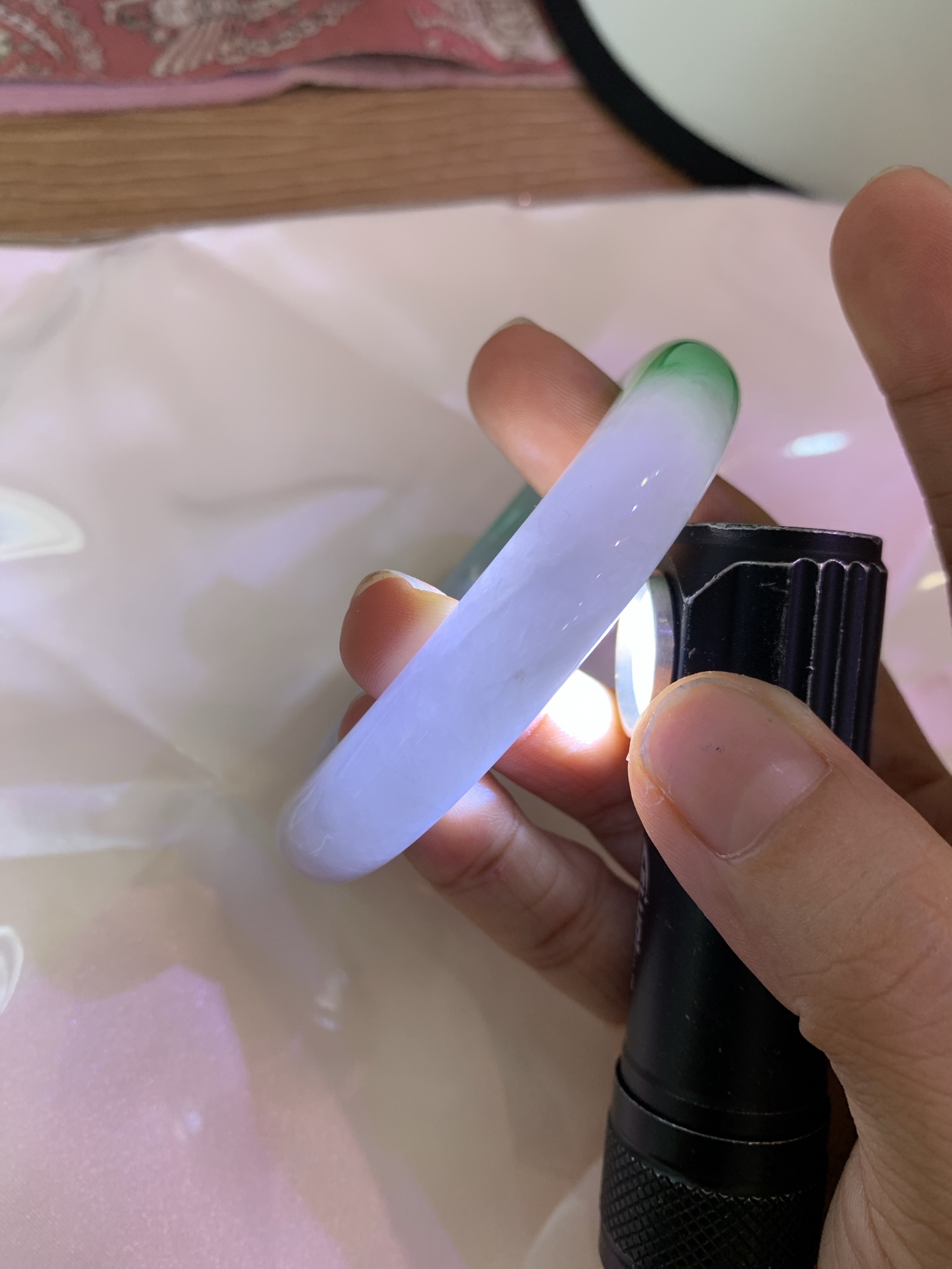 白底青正圈 56.8-9.6-11.6 0619-4A138 打细纹，底妆冰润，一抹阳绿花点缀，腕间风华，干净纯净的底色上，一抹翠色肆意流淌，宛如春日里的繁华盛景