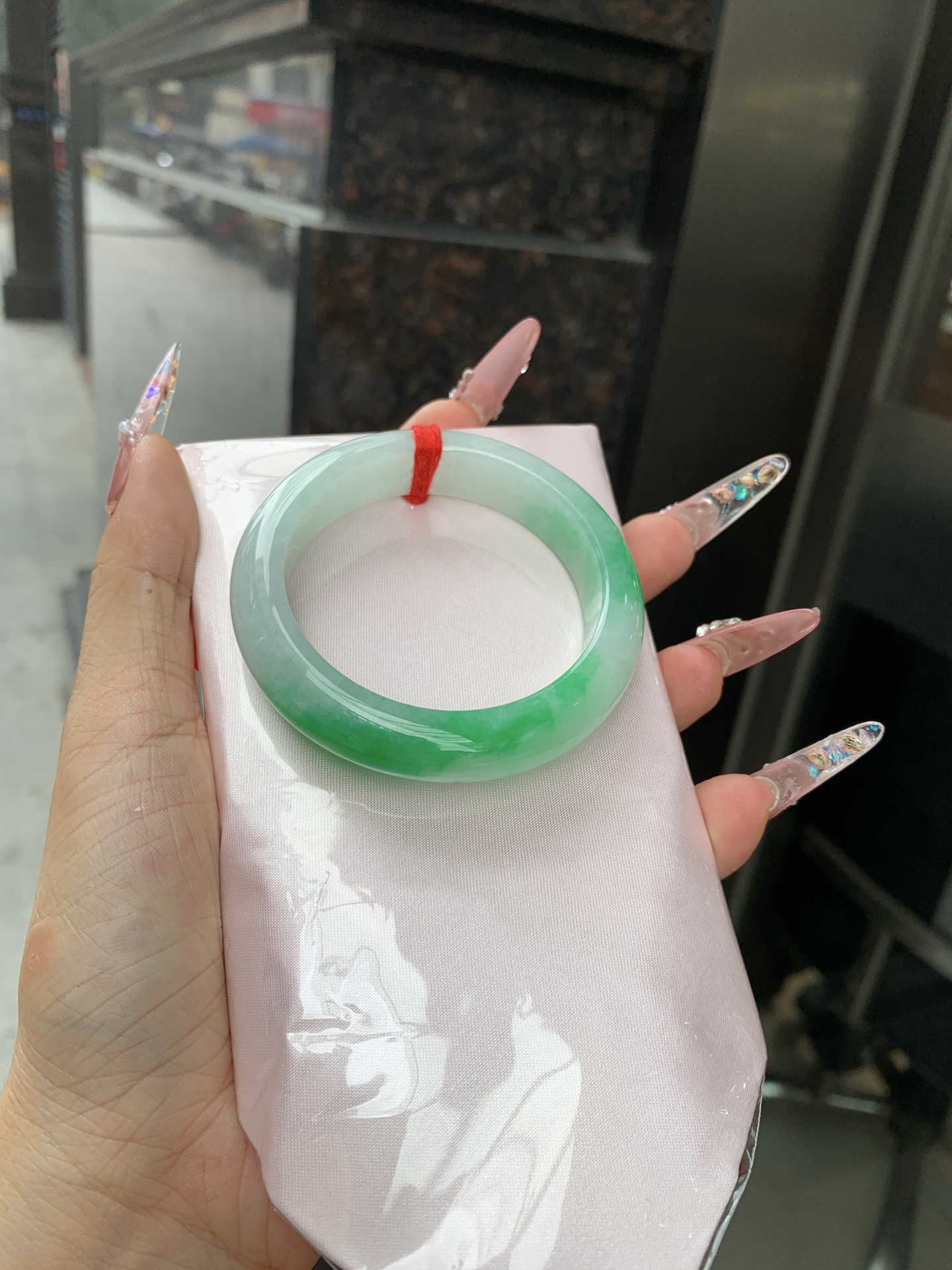 白底青阳绿正圈 51.2-8.3-12.4 0619-612U4W 打灯棉根，半圈阳绿花点缀腕间风华，干净纯净的底色上，一抹翠色肆意流淌，宛如春日里的繁华盛景
