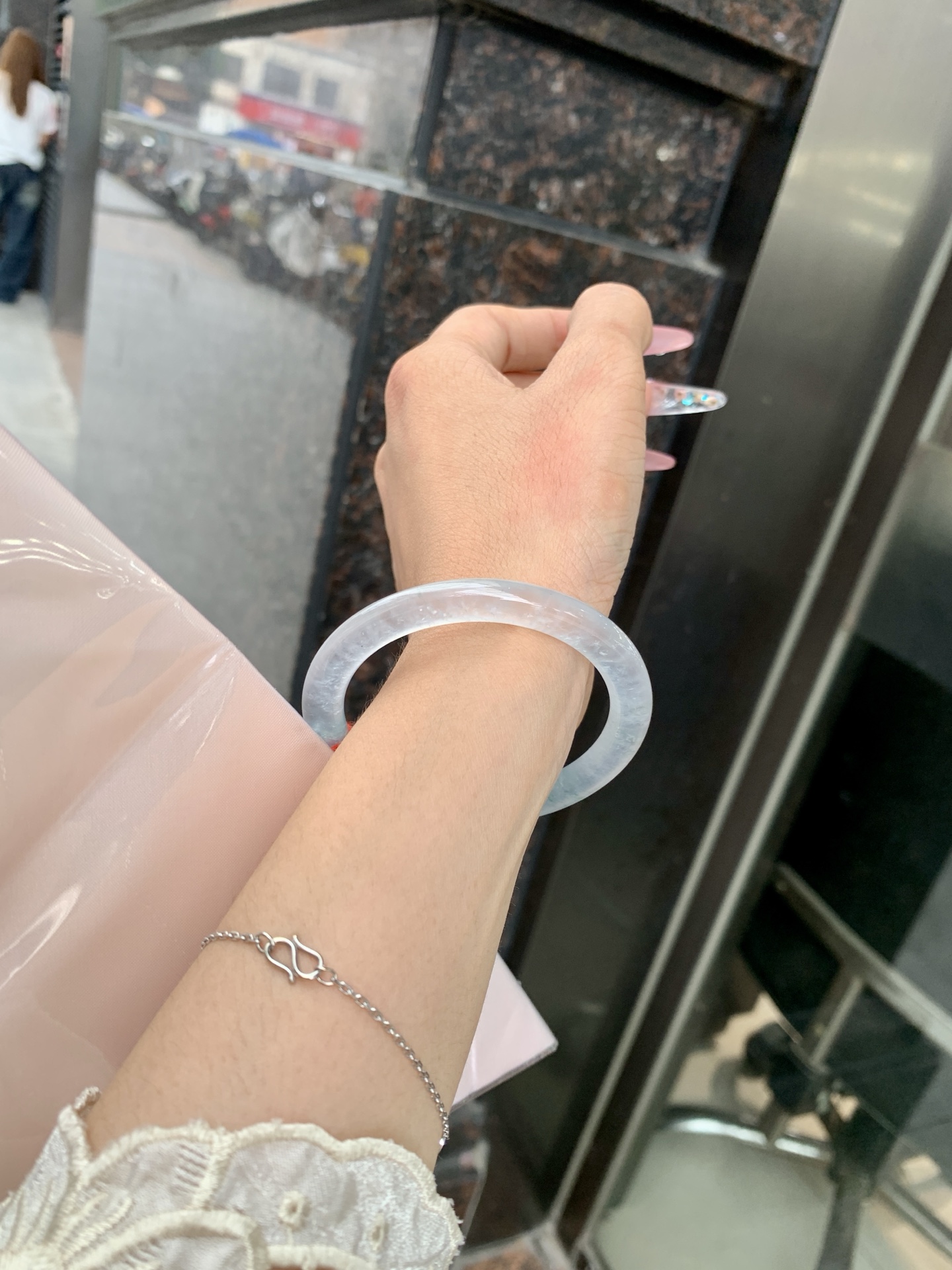 冰飘花方圆条 0619-HN1031 打灯细纹，底妆水透起光，冰底中开出了朵朵兰花，飘花灵动飘逸，勾勒出一幅唯美诗意的山水意境画，古典优雅又秀气