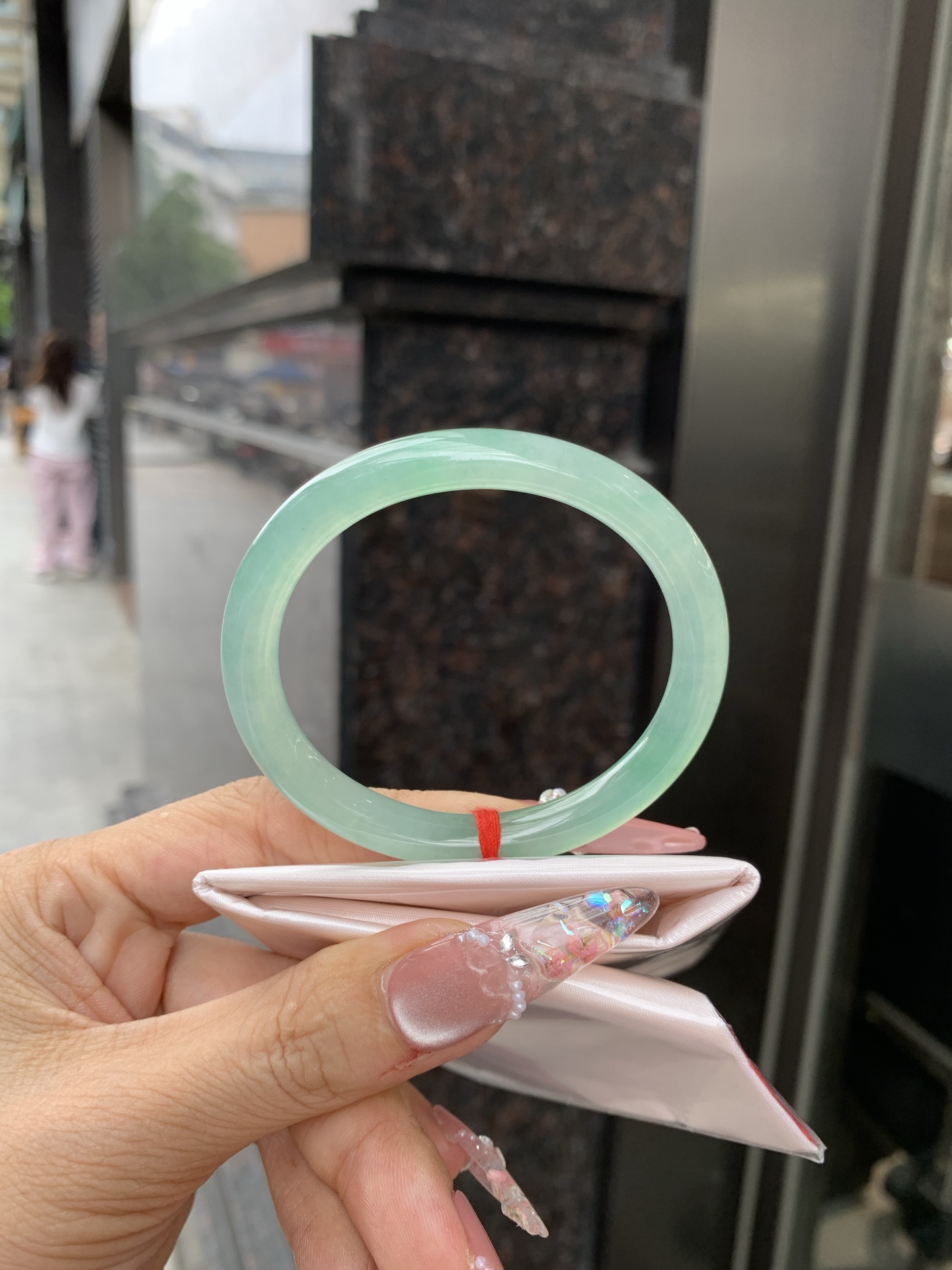 冰晴飘绿贵妃 54.1-48.2-7.2-7.7 0619-N1021-1 打灯细纹，底妆水润细腻，满圈晴绿底色飘金丝绿花，鲜艳得像新冒头的嫩芽，灵动清新，即柔和又充满生机