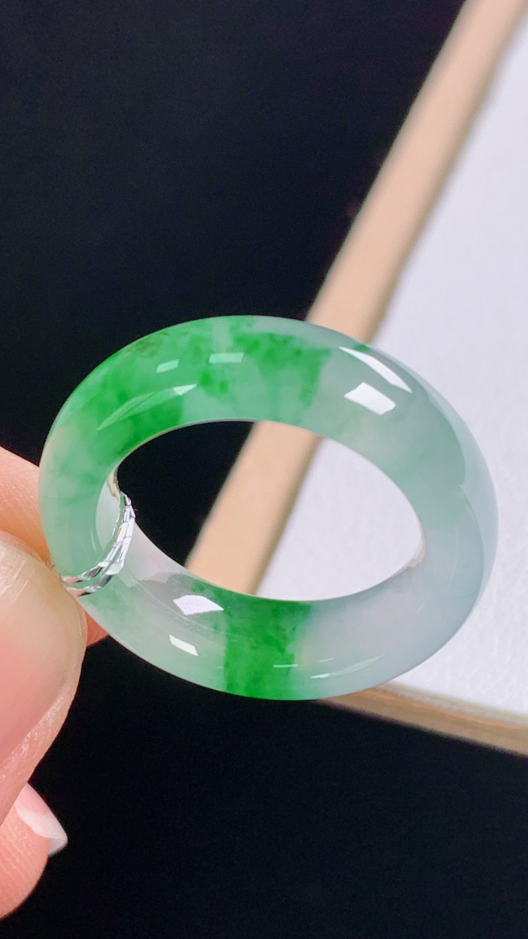 冰飘绿指环，翠色灵动，水润细腻，无裂，尺寸:圈口9/15.3-5.8-3.6mm 16