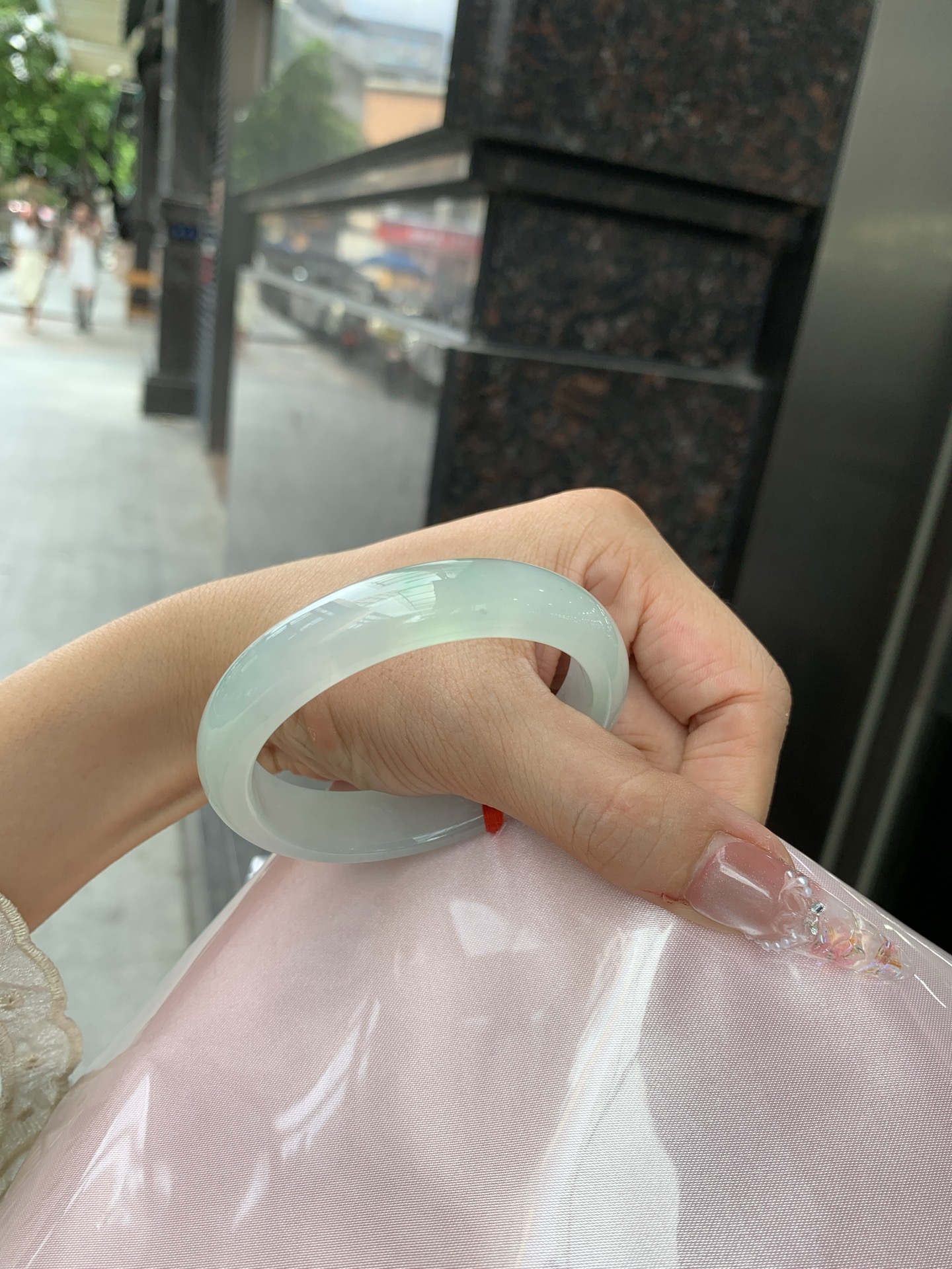 冰晴飘绿贵妃 54.1-47-7.1-12.8 0619-N1034 打灯细纹，底妆水润细腻，满圈晴绿底色飘几抹绿花，鲜艳得像新冒头的嫩芽，灵动清新，即柔和又充满生机