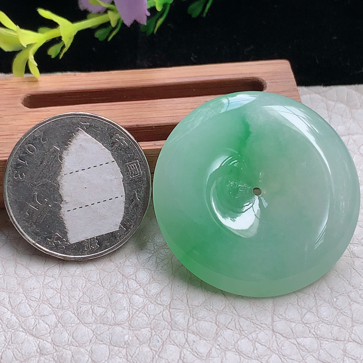 zz3实拍35*6.2缅甸翡翠飘金丝绿平安扣吊坠冰透甜绿淡绿玉扣