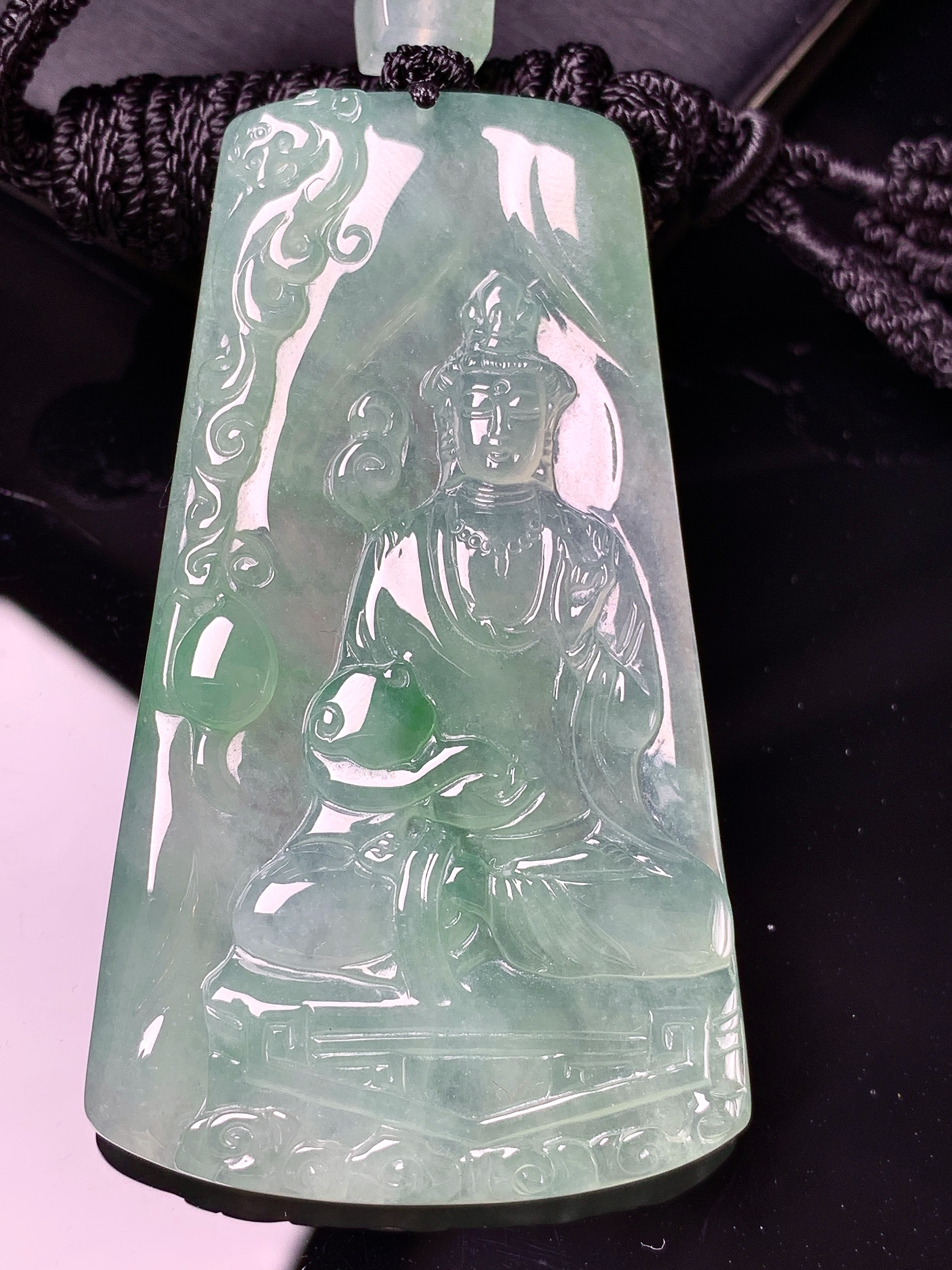 冰种飘绿观音菩萨吊坠 玉质细腻 色泽艳丽清新 整体尺寸62.5*35.5*5.2 L1