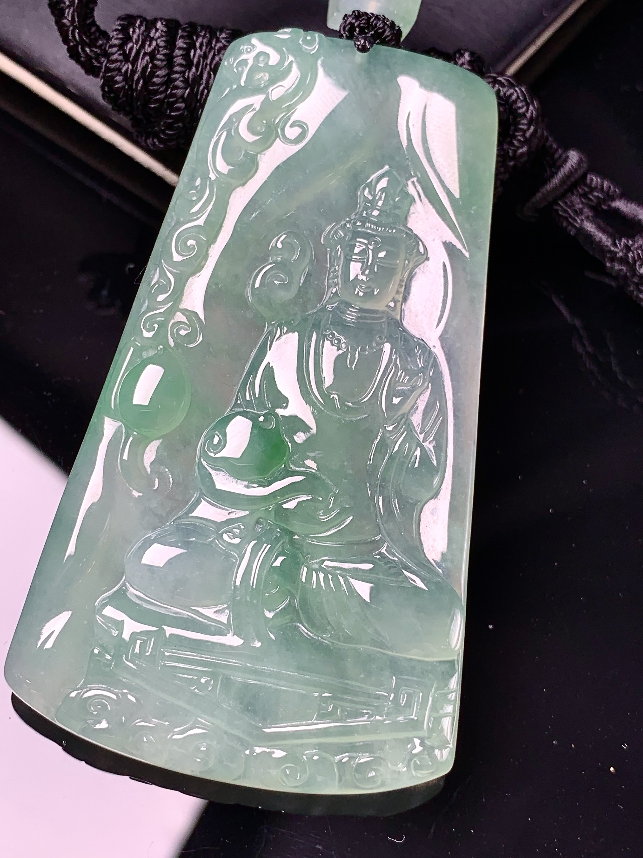 冰种飘绿观音菩萨吊坠 玉质细腻 色泽艳丽清新 整体尺寸62.5*35.5*5.2 L1