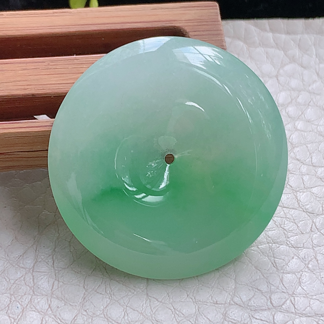 zz3实拍35*6.2缅甸翡翠飘金丝绿平安扣吊坠冰透甜绿淡绿玉扣