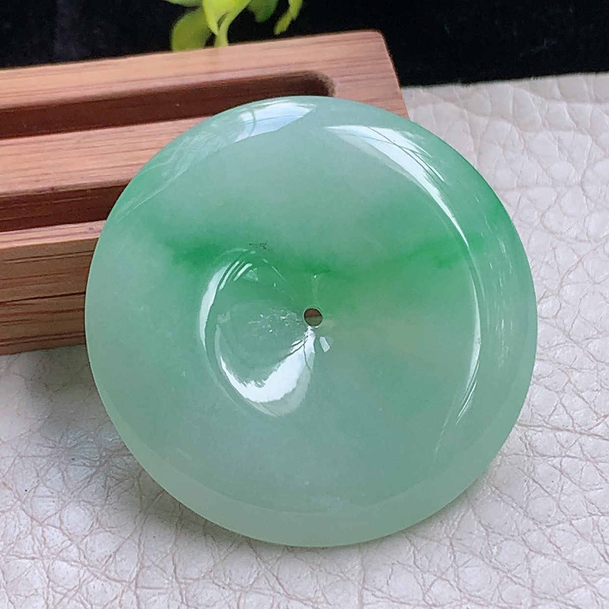 zz3实拍35*6.2缅甸翡翠飘金丝绿平安扣吊坠冰透甜绿淡绿玉扣