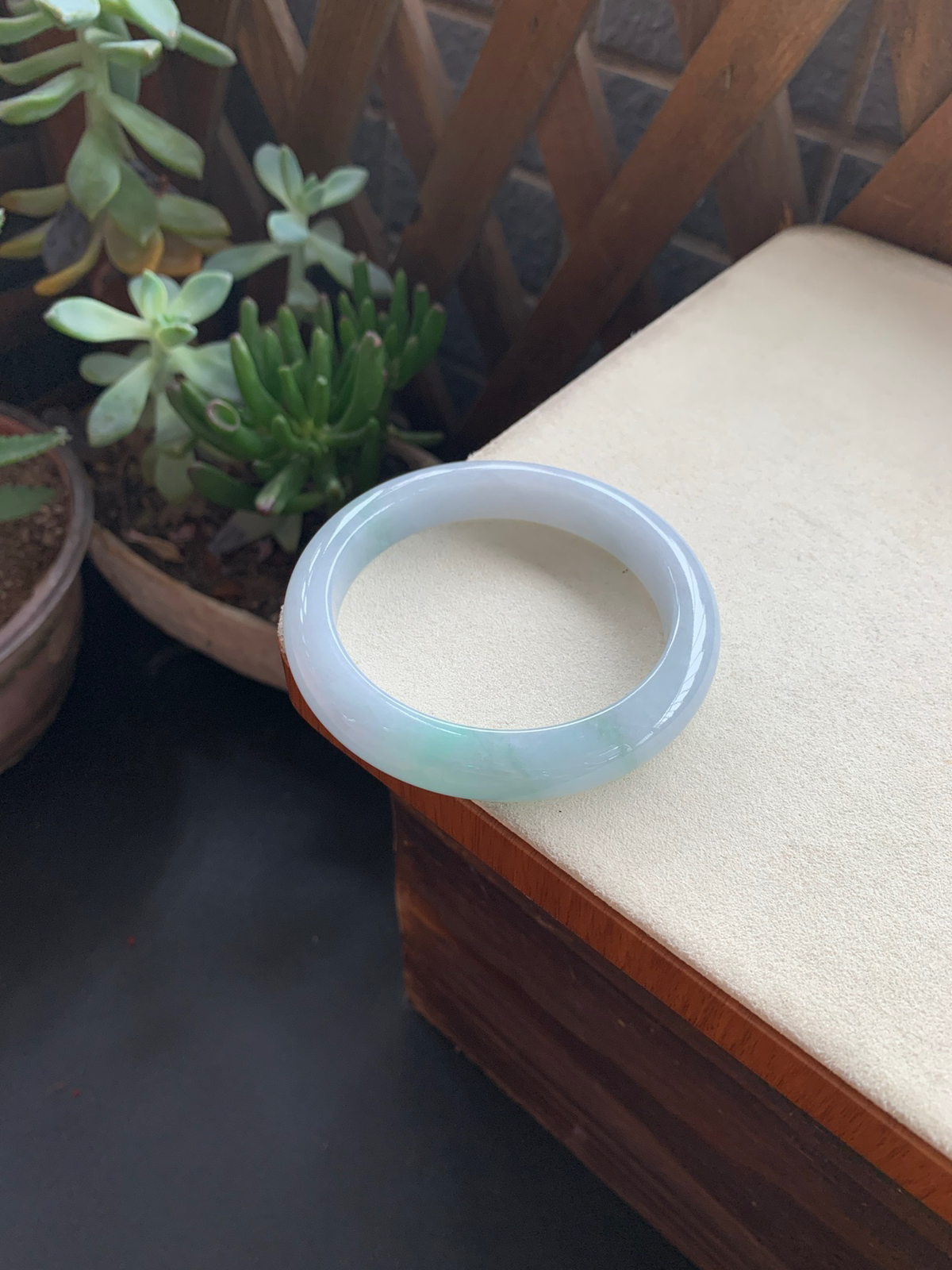 60.1圈口飘淡绿正圈手镯