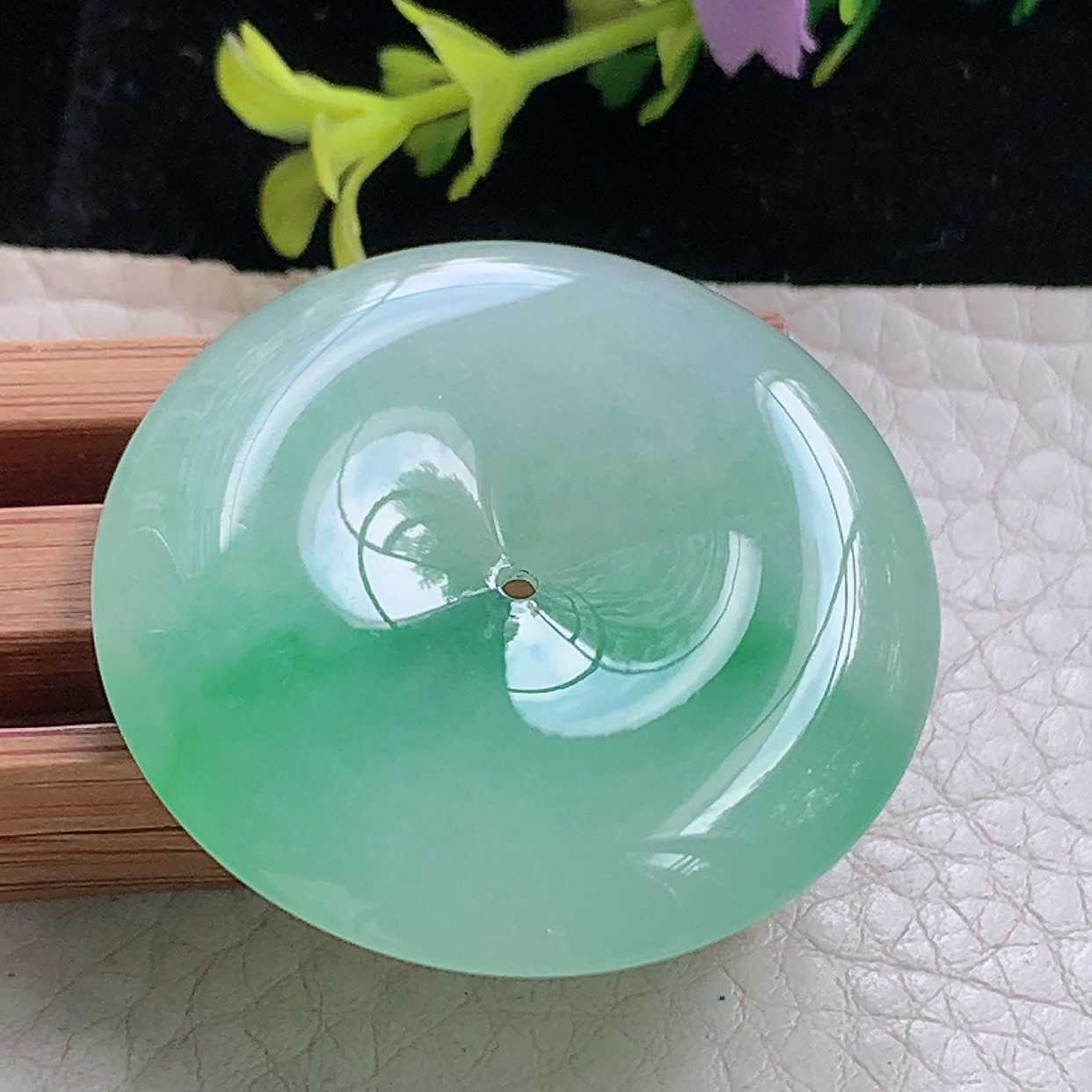 zz3实拍35*6.2缅甸翡翠飘金丝绿平安扣吊坠冰透甜绿淡绿玉扣