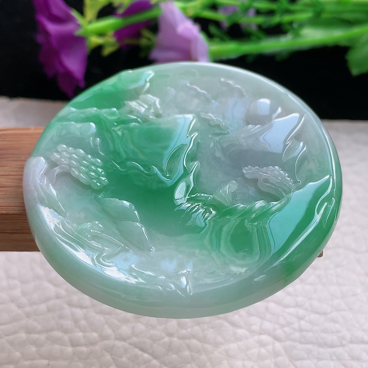 zz3实拍56.5*5.6缅甸翡翠俏绿精雕山水牌吊坠指日高升