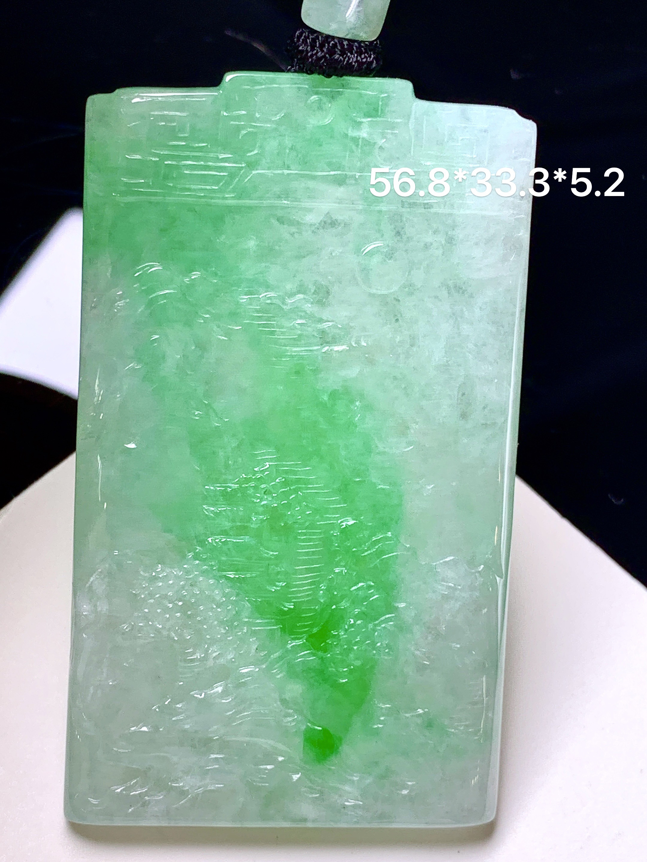 飘绿山水牌子吊坠 玉质细腻 色泽艳丽清新 整体尺寸56.8*33.3*5.2  w1