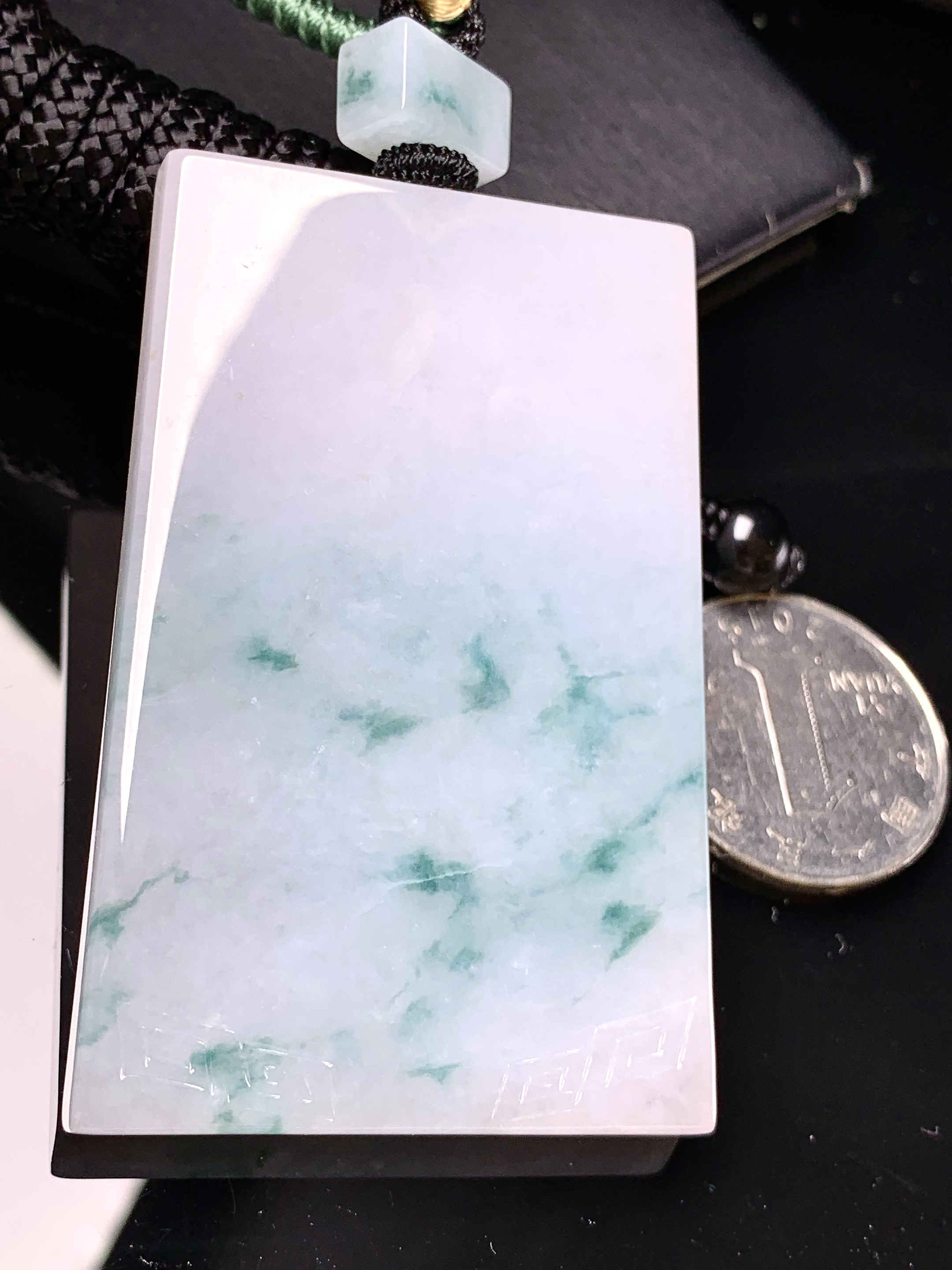 飘绿无事牌吊坠 玉质细腻 色泽艳丽清新 整体尺寸62.8*41.3*6 w1