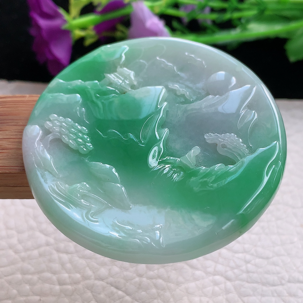 zz3实拍56.5*5.6缅甸翡翠俏绿精雕山水牌吊坠指日高升