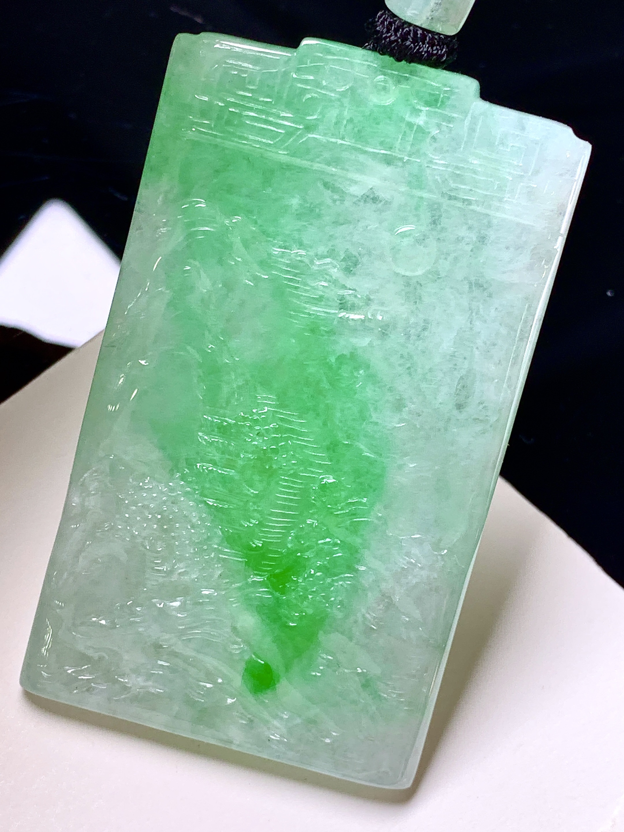 飘绿山水牌子吊坠 玉质细腻 色泽艳丽清新 整体尺寸56.8*33.3*5.2  w1