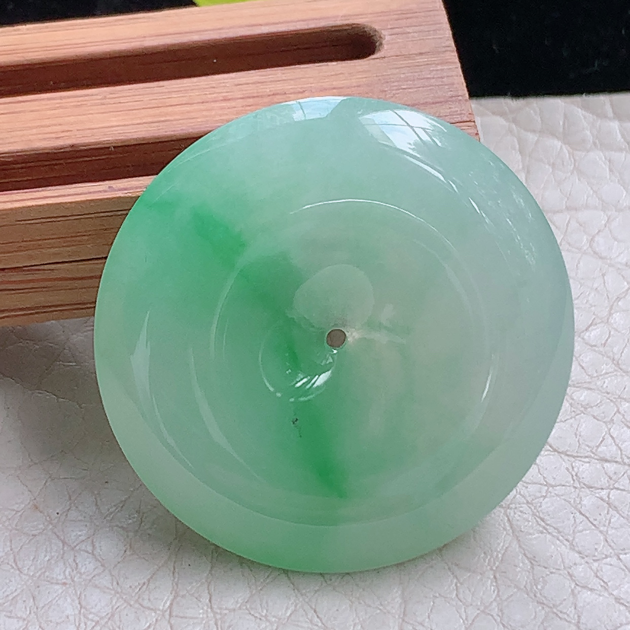 zz3实拍35*6.2缅甸翡翠飘金丝绿平安扣吊坠冰透甜绿淡绿玉扣