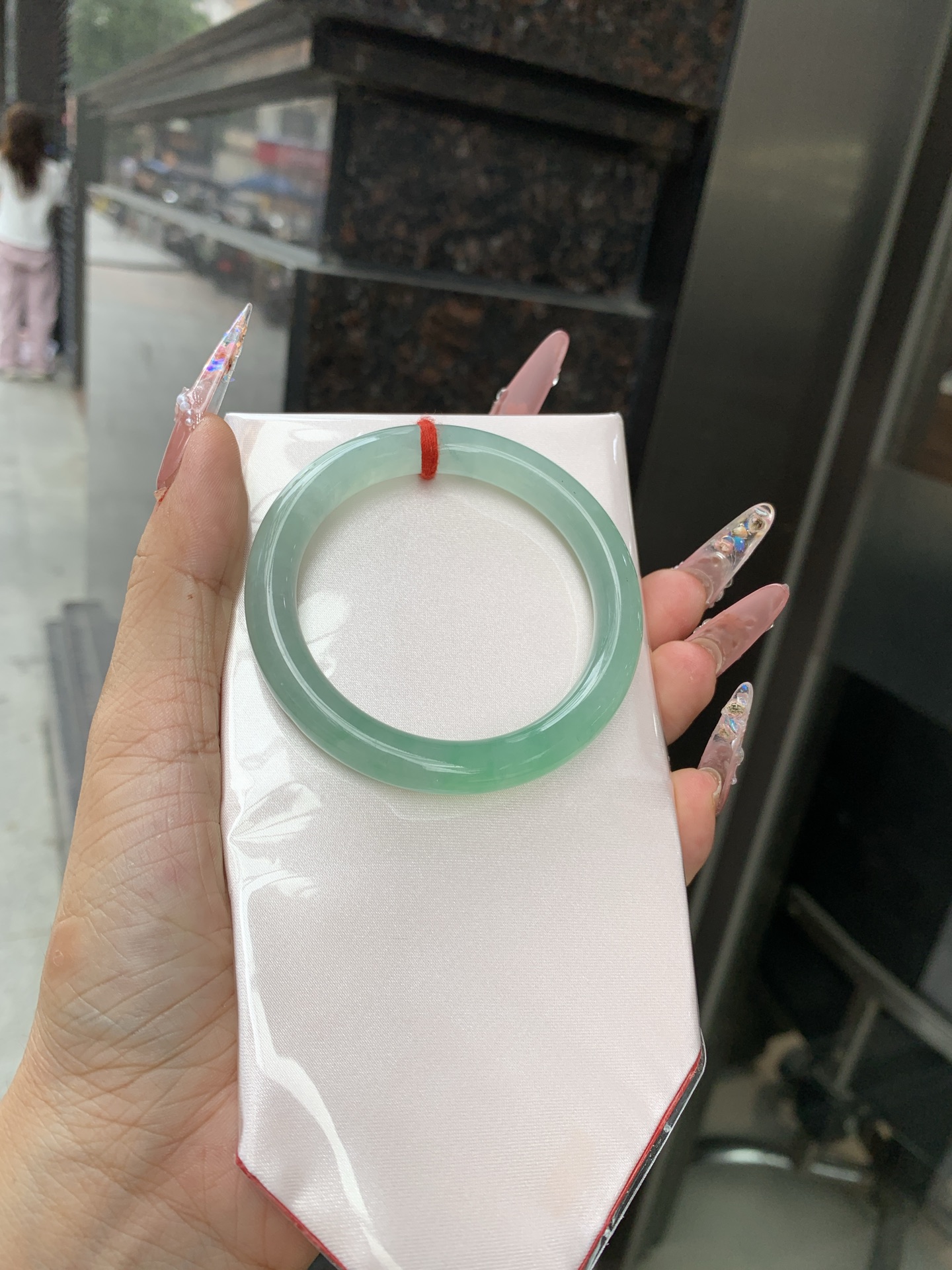 冰晴飘绿美人条 52.1-8.2-8.9 0619-N1021-2 打灯细纹，表皮微扣，底妆水润细腻，满圈晴绿底色飘金丝绿花，鲜艳得像新冒头的嫩芽，灵动清新，即柔和又充满生机