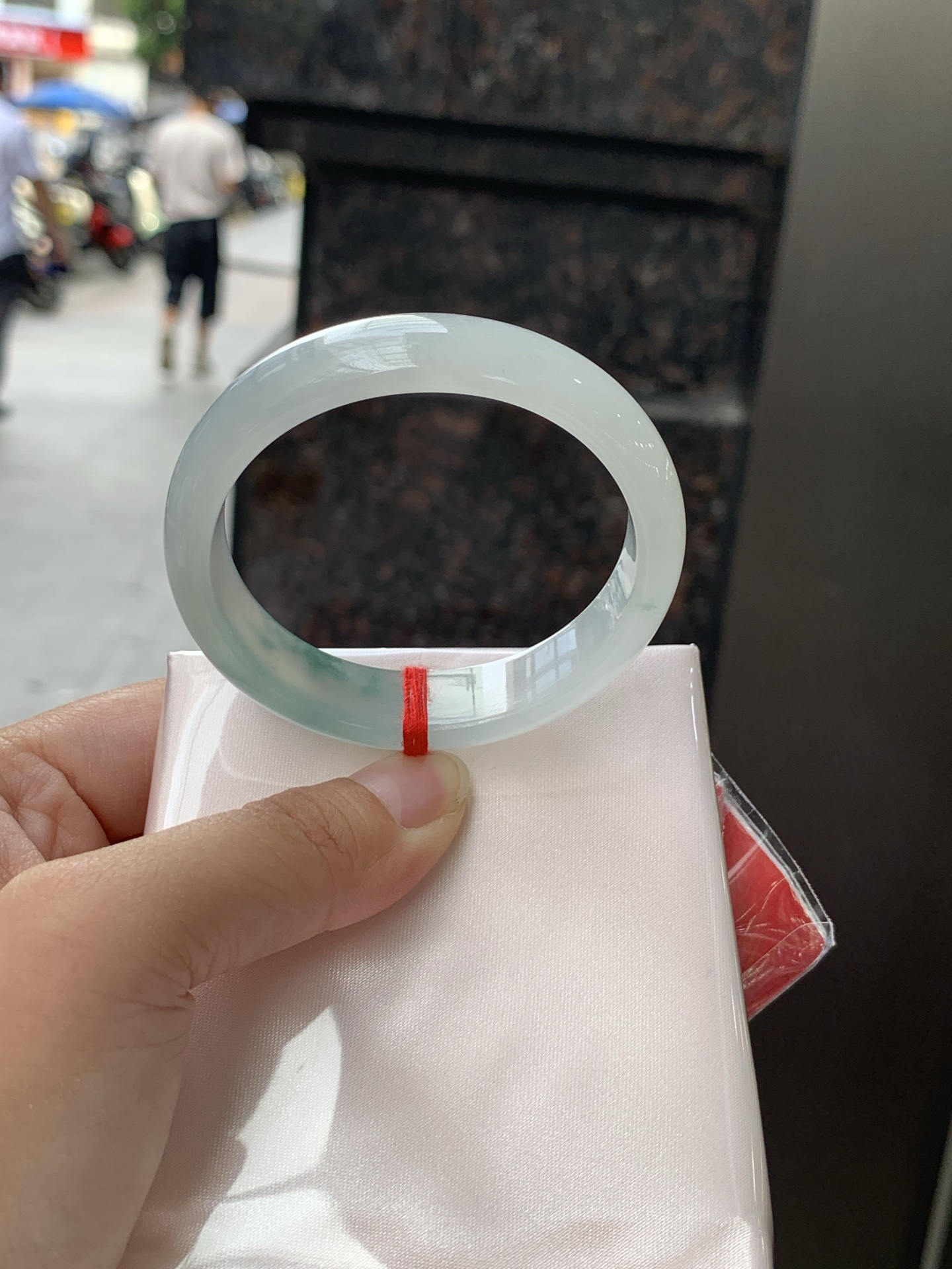 冰飘花贵妃 51-45.5-14-6.5 0619-N1029 打灯细纹，底妆冰润细腻，冰底中开出了朵朵蓝花，飘花灵动飘逸，勾勒出一幅唯美诗意的山水意境画，古典优雅又秀气