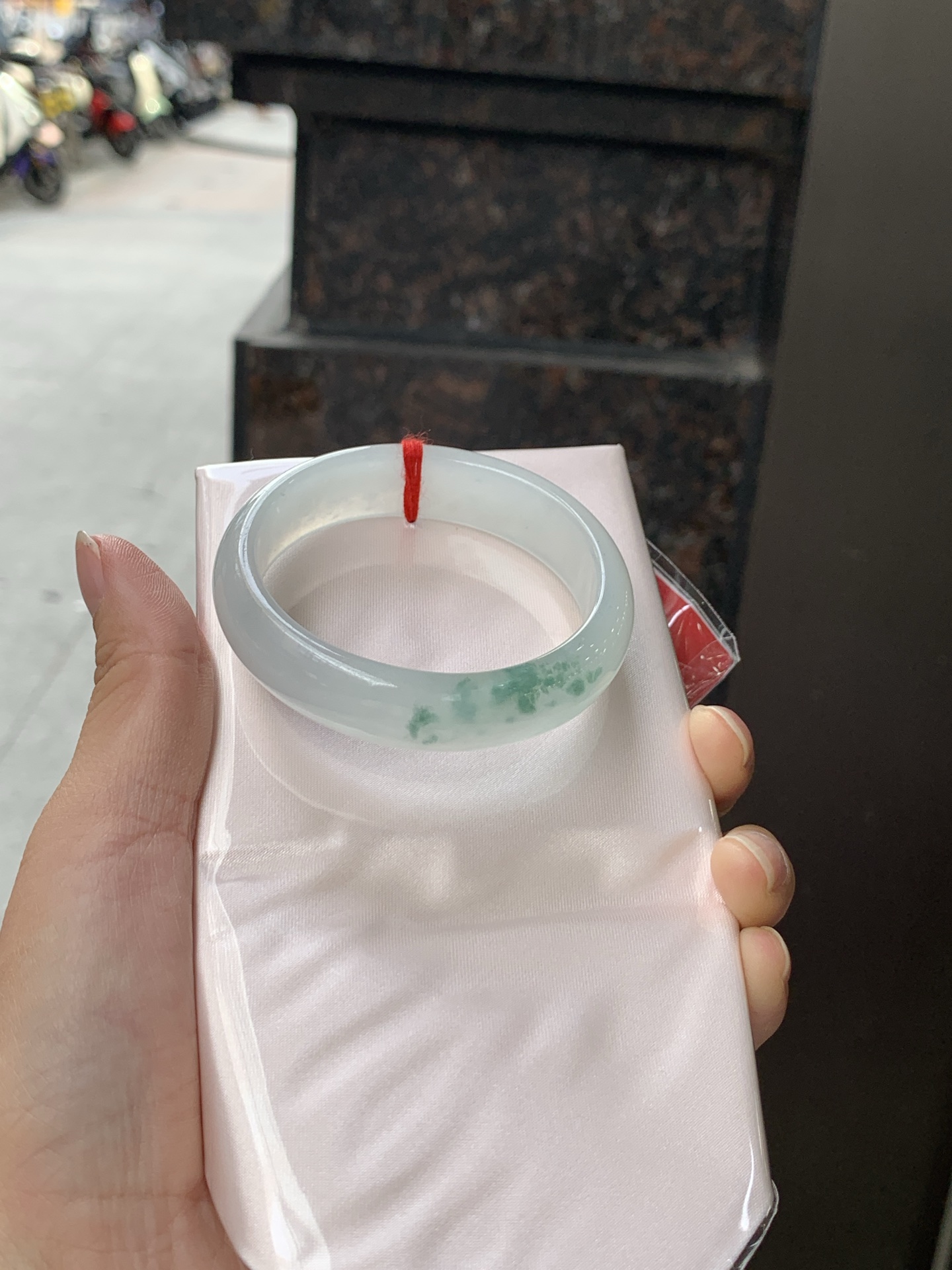 冰飘花贵妃 51-45.5-14-6.5 0619-N1029 打灯细纹，底妆冰润细腻，冰底中开出了朵朵蓝花，飘花灵动飘逸，勾勒出一幅唯美诗意的山水意境画，古典优雅又秀气