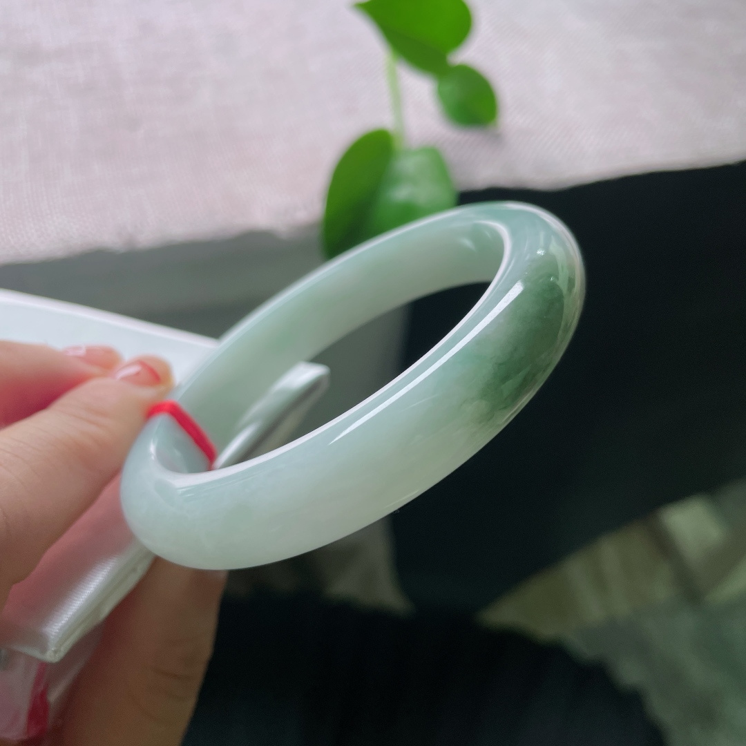 57/12/8.2，绿底正圈，一抹深色点缀，细润，种老，一点侧纹不显，ss54971a