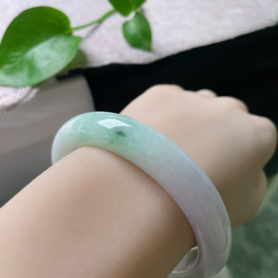 60.7/12.5/8.7，淡紫淡绿正圈，大圈口，水润细腻，佩戴端正，大气，有纹，ss54789a