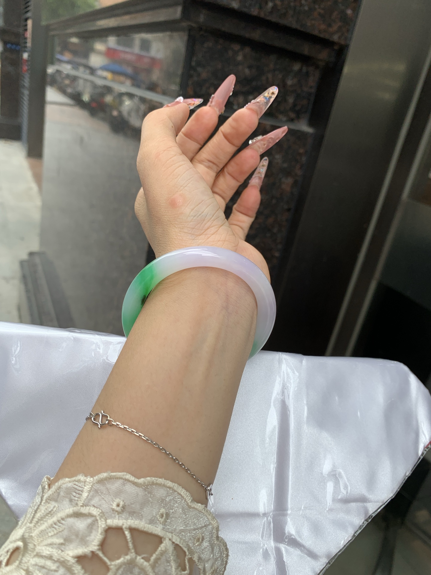 阳绿春彩美人条 51.7--8.1-7.6 0619-HN1030 打灯多处细纹，烟雨入春俏，彩祥出云端，阳绿碰上梦幻的春，半山半水特色春彩，像是融化了春天，所有美好交织在一起，上手贵气显眼。