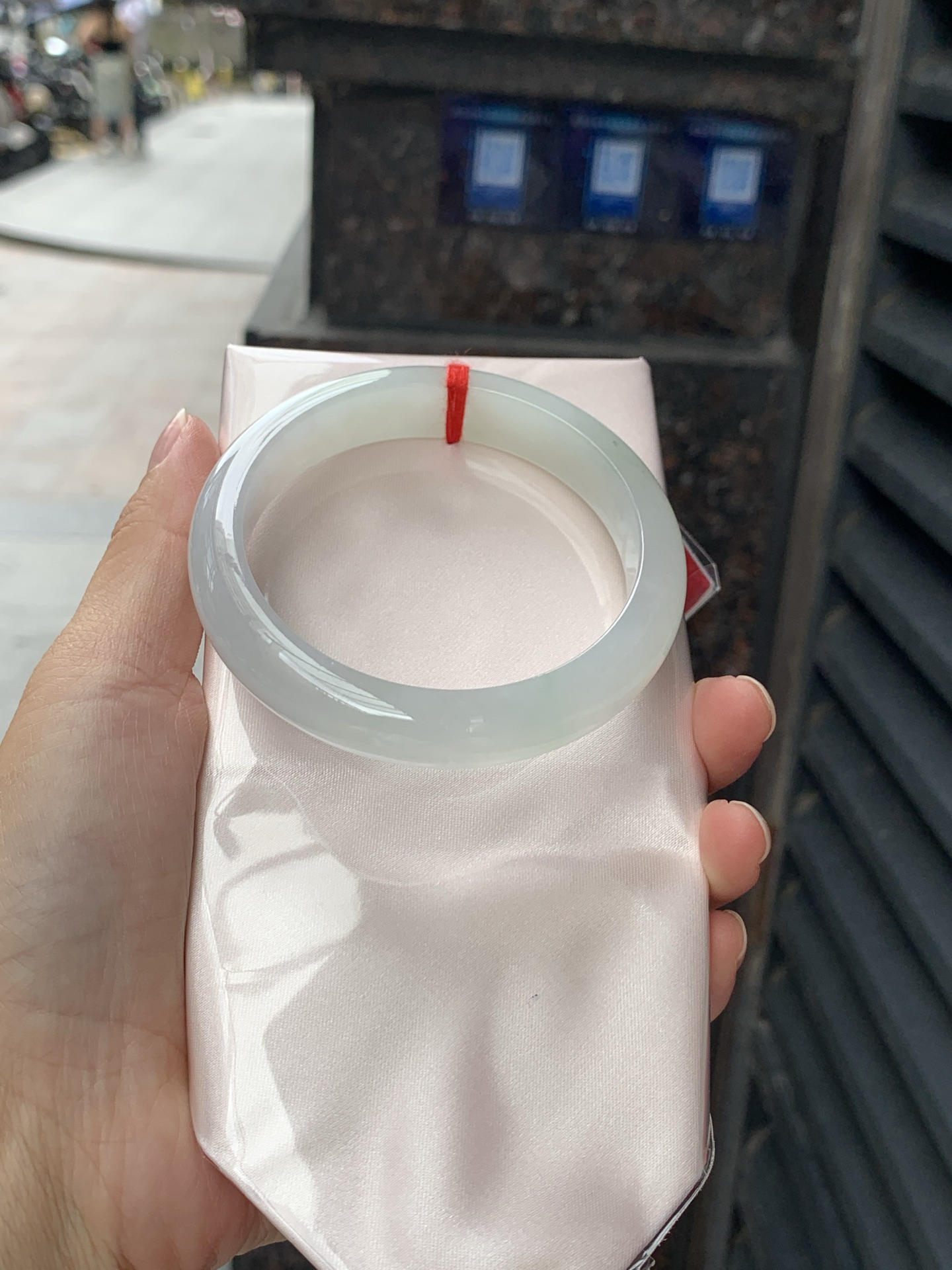 白底飘花正圈 58.2-12.5-8.4 0619-WL-134 无裂，通透莹润，玉质细腻柔和，底色清浅素雅，水头透亮干净，衬出手腕纤细，温柔大方
