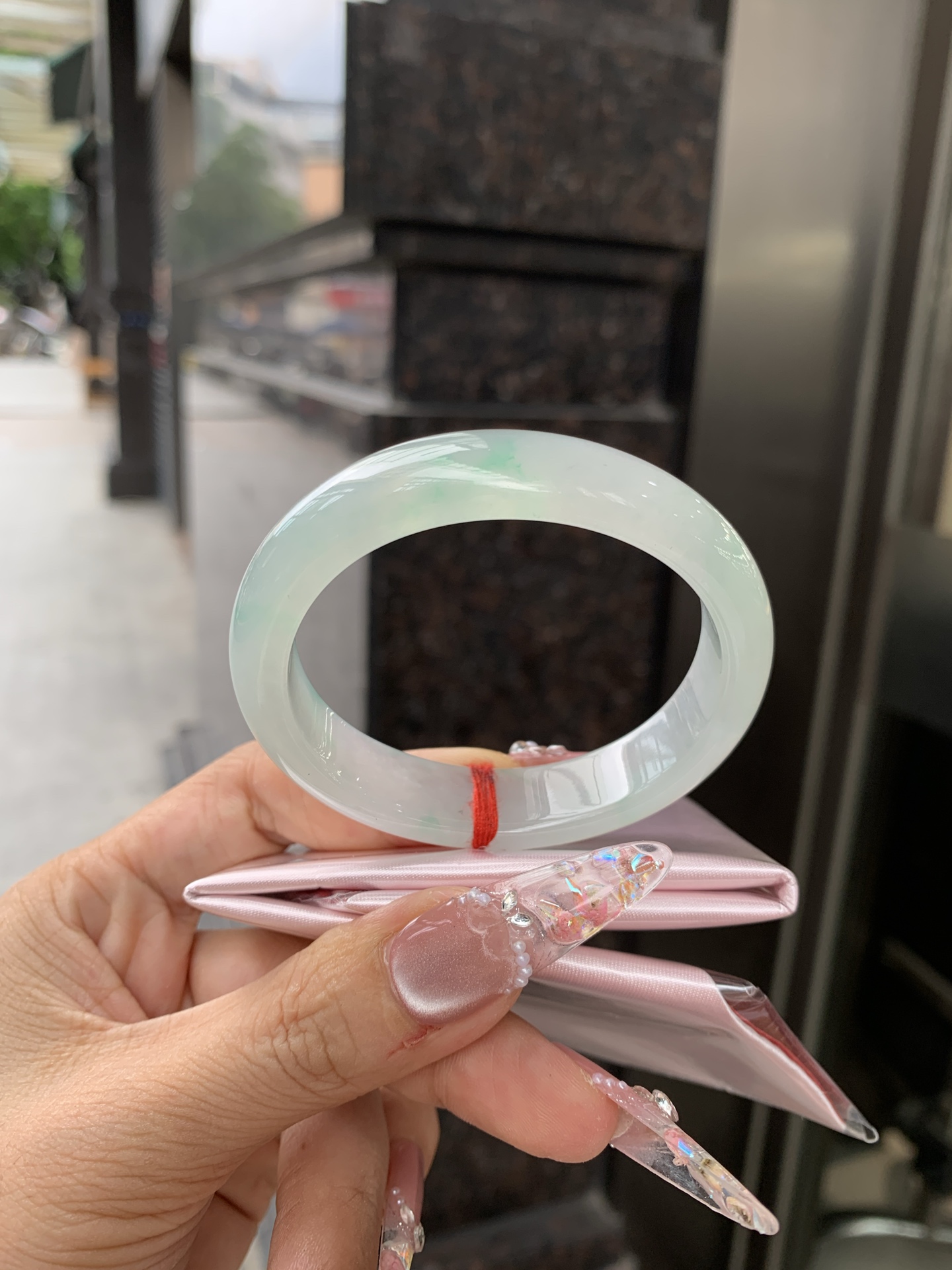 冰晴飘绿贵妃 54.1-47-7.1-12.8 0619-N1034 打灯细纹，底妆水润细腻，满圈晴