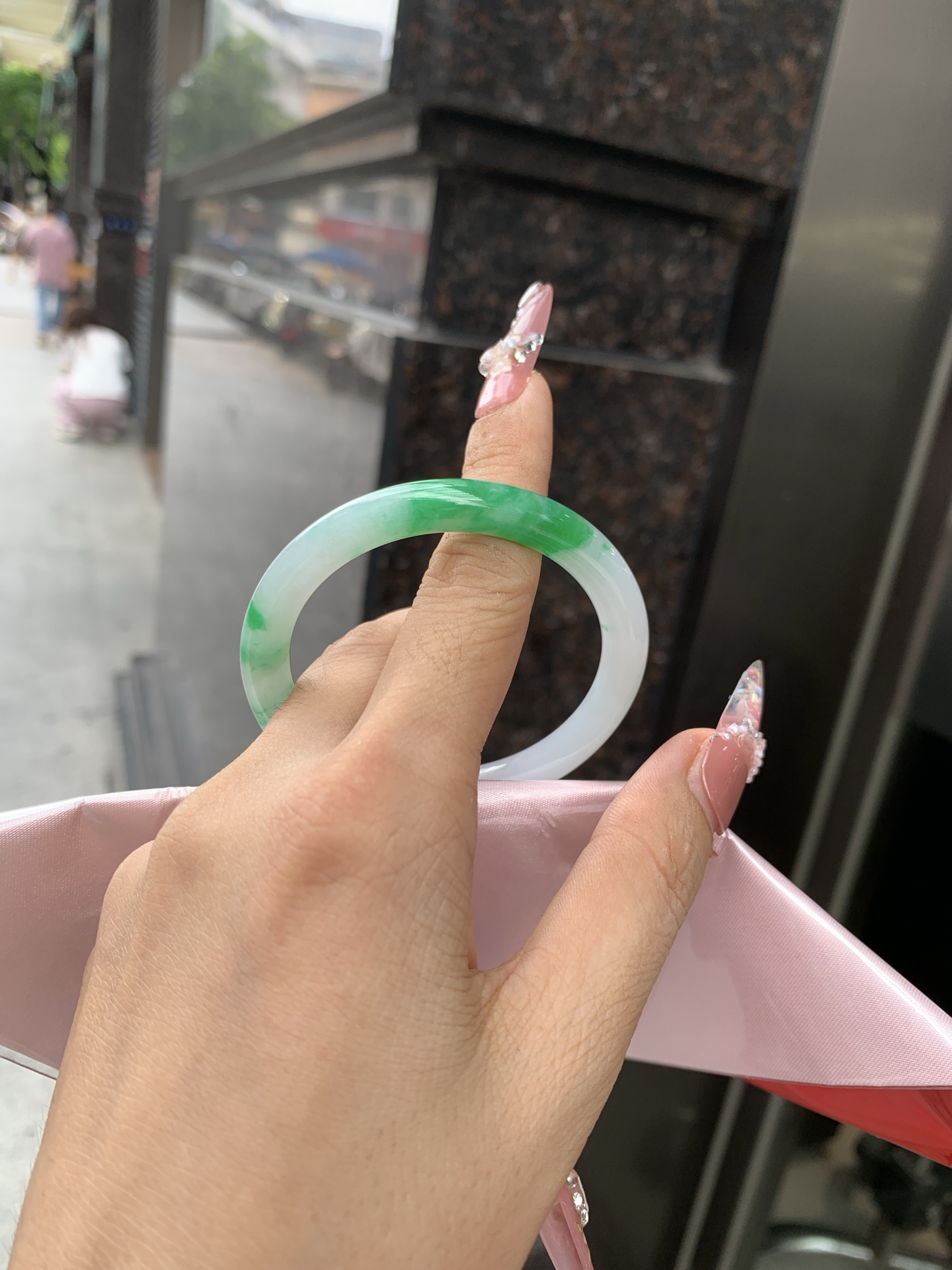 阳绿白底青美人条 50.1-7.2-6.6 0619-N1037 打灯细纹，底妆冰润，半圈辣阳绿花点缀，腕间风华，干净纯净的底色上，一抹翠色肆意流淌，宛如春日里的繁华盛景