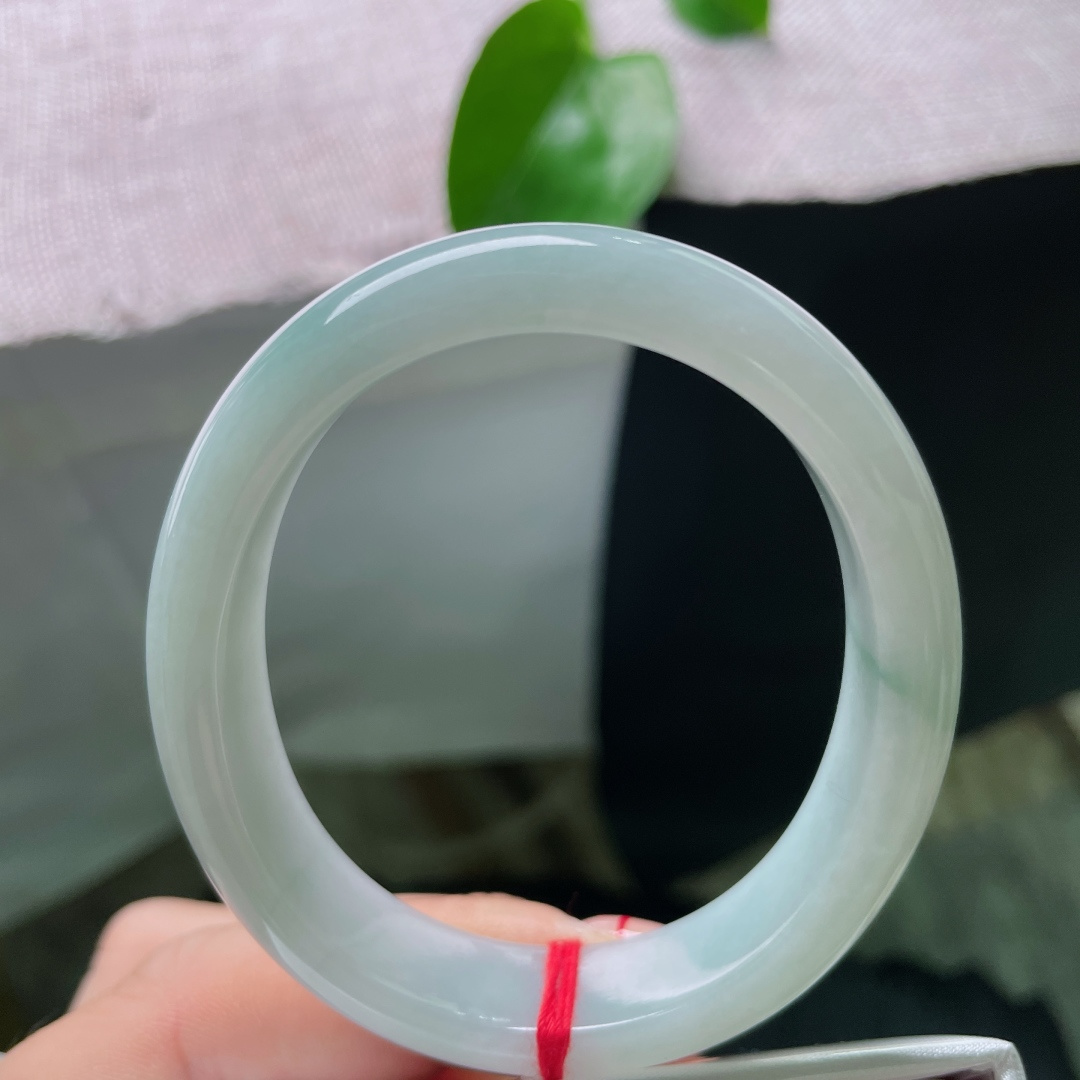 55.7（48.5）12.4/7.1，淡绿底贵妃，水头好，种老，细润，一抹飘花灵动，有纹，ss549