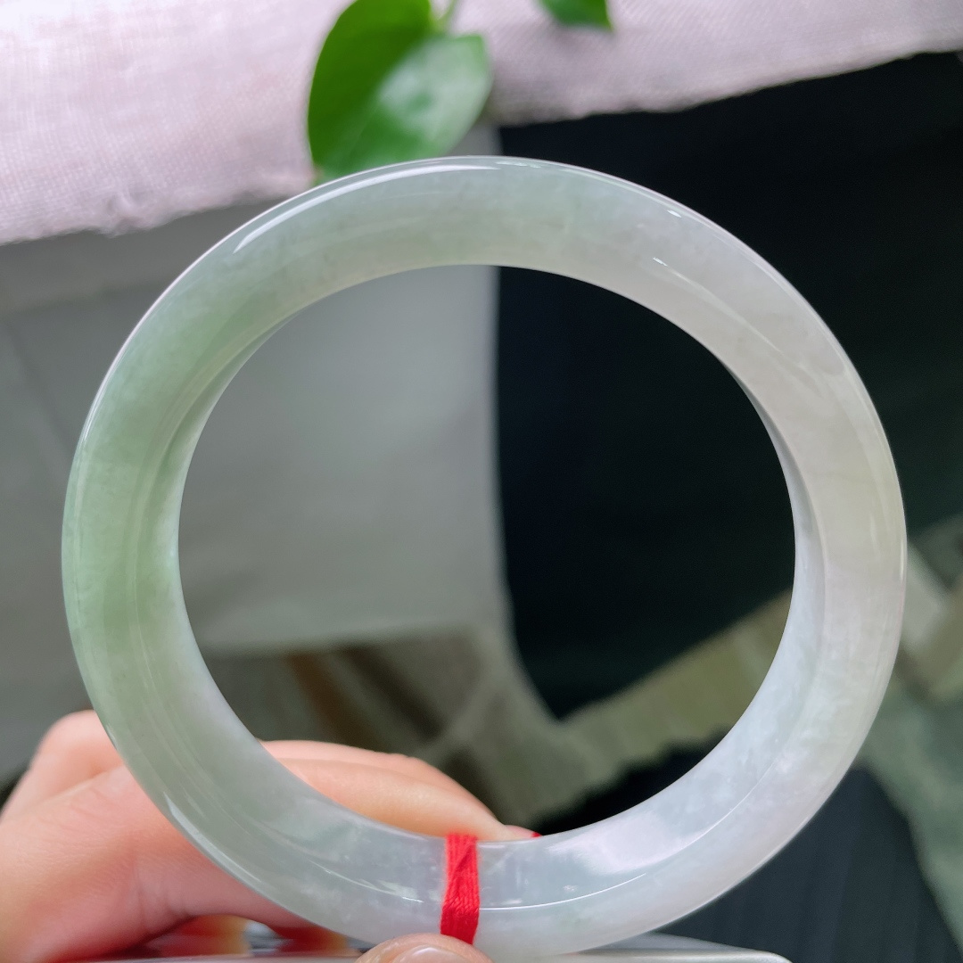 58.8/11.9/8，淡绿底正圈，水润细腻，双色过渡自然，别有韵味，有棉线。无裂，ss54765a