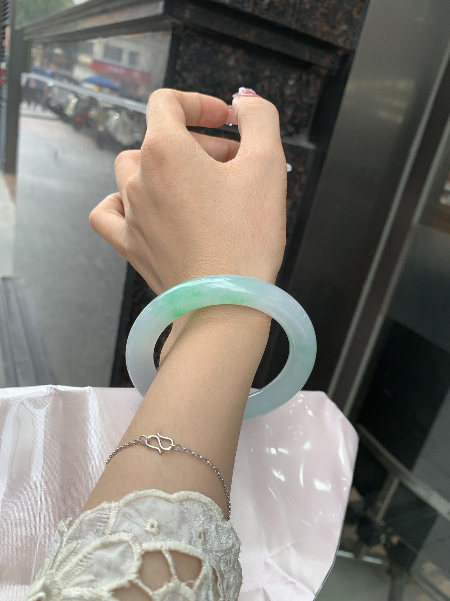 春彩圆条 56.2-10.6-10.7 0619-N1038 打灯棉线，底妆水润，阳绿花色碰上梦幻般的春，像是融化了的春天，所有的美好交织在一起，让人心生宁静而淡淡的欢喜