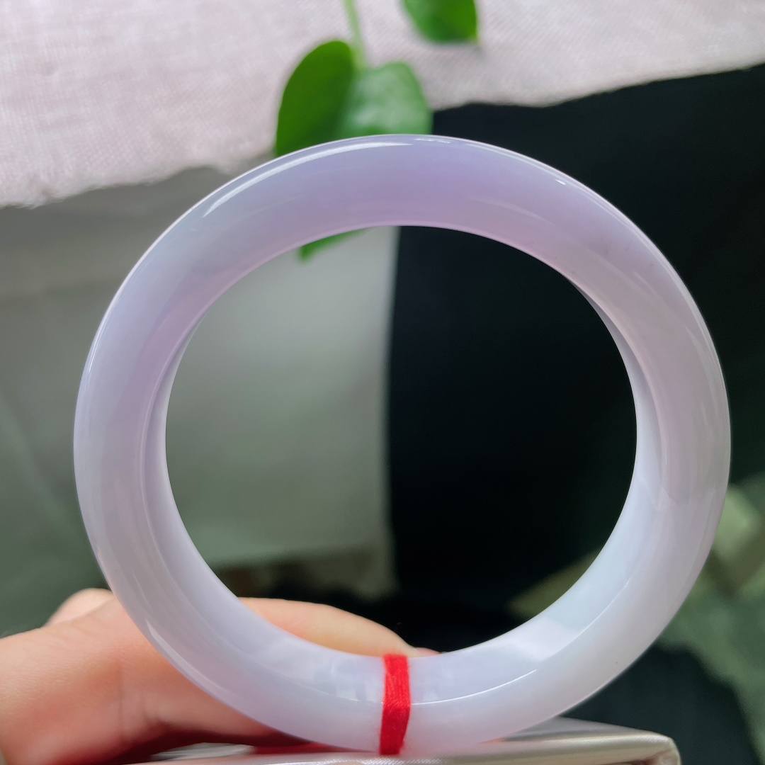 55.8/11.1/8.4，正圈，像是把暮色揉碎了，戴在手上，连心跳都变温柔。有纹，ss54849a