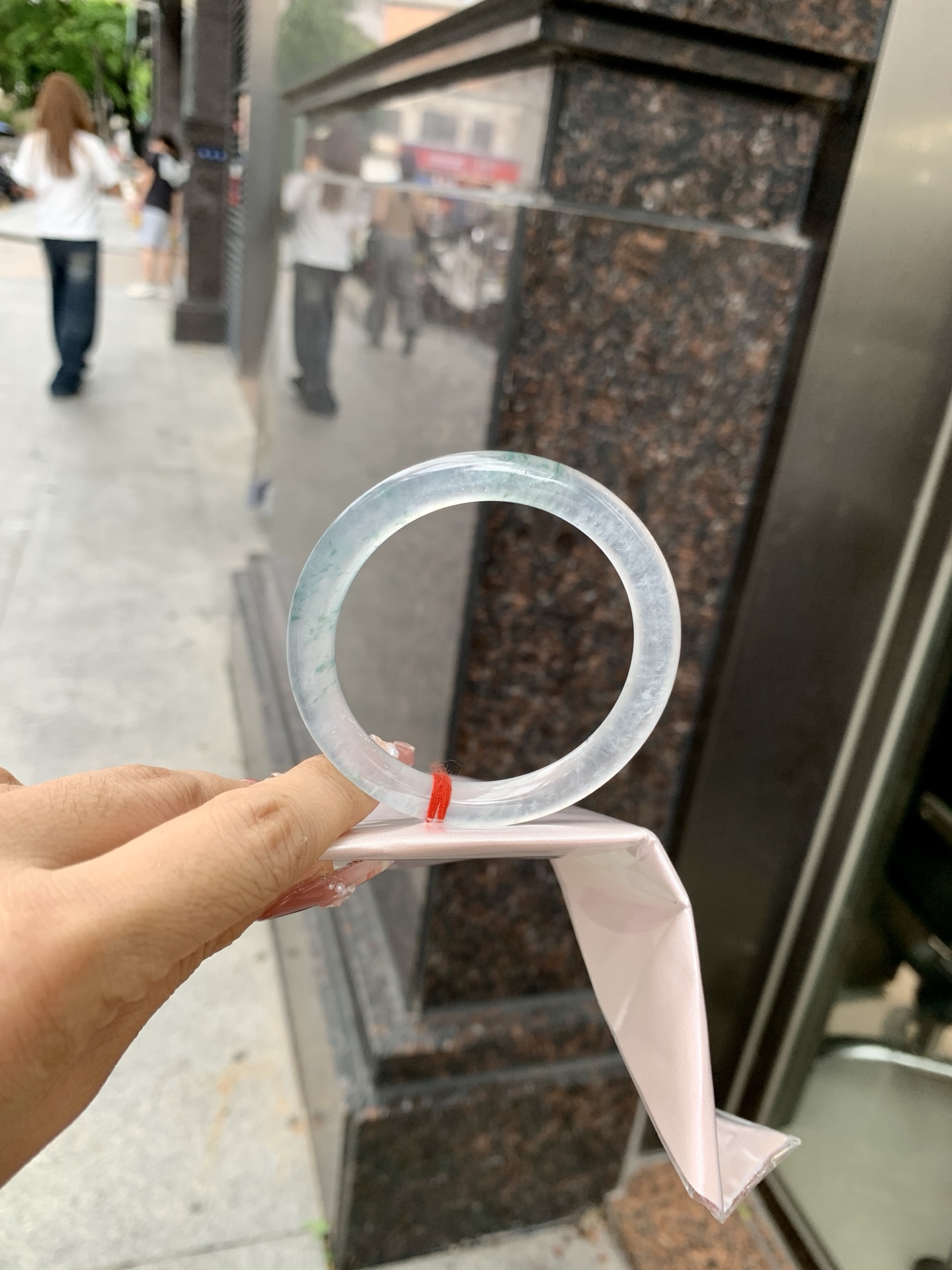 冰飘花方圆条 0619-HN1031 打灯细纹，底妆水透起光，冰底中开出了朵朵兰花，飘花灵动飘逸，勾勒出一幅唯美诗意的山水意境画，古典优雅又秀气
