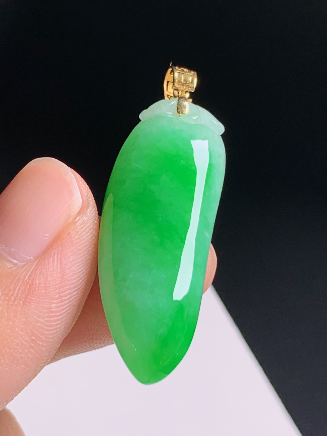 阳绿福瓜吊坠，正色匀绿水润饱满，极简金扣简约大气，寓意福气绵延兴旺