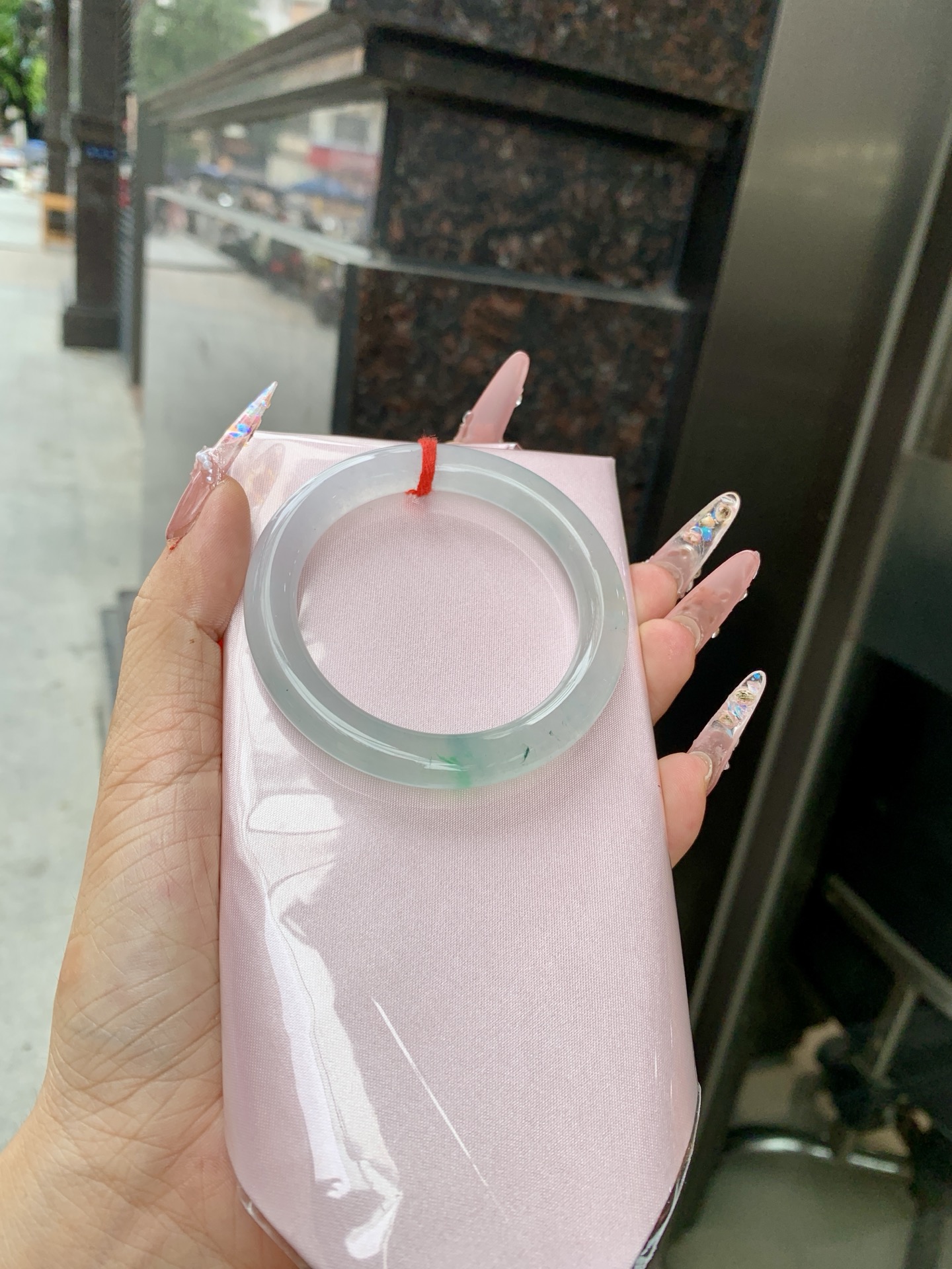 冰飘绿美人条 52-8.8-8.3 0619-N1014-2 打灯细纹，玉质冰润细腻，清爽的底子飘一朵阳绿花，鲜活而灵动，犹如新冒的嫩芽，艳丽惹人