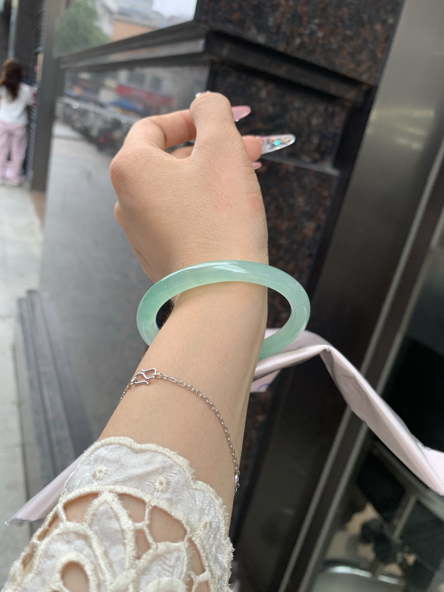 冰晴飘绿贵妃 54.1-48.2-7.2-7.7 0619-N1021-1 打灯细纹，底妆水润细腻，满圈晴绿底色飘金丝绿花，鲜艳得像新冒头的嫩芽，灵动清新，即柔和又充满生机