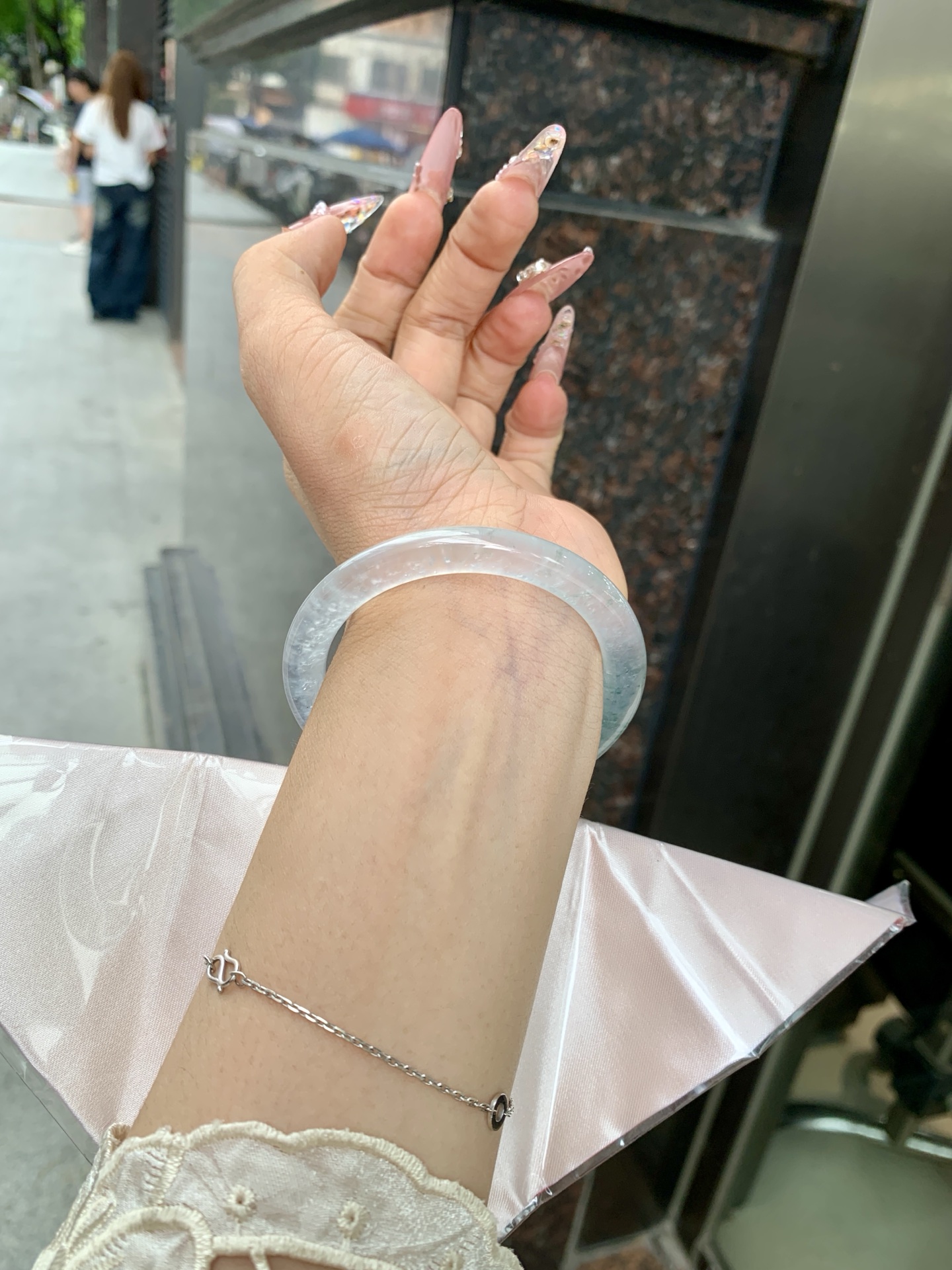 冰飘花方圆条 0619-HN1031 打灯细纹，底妆水透起光，冰底中开出了朵朵兰花，飘花灵动飘逸，勾勒出一幅唯美诗意的山水意境画，古典优雅又秀气