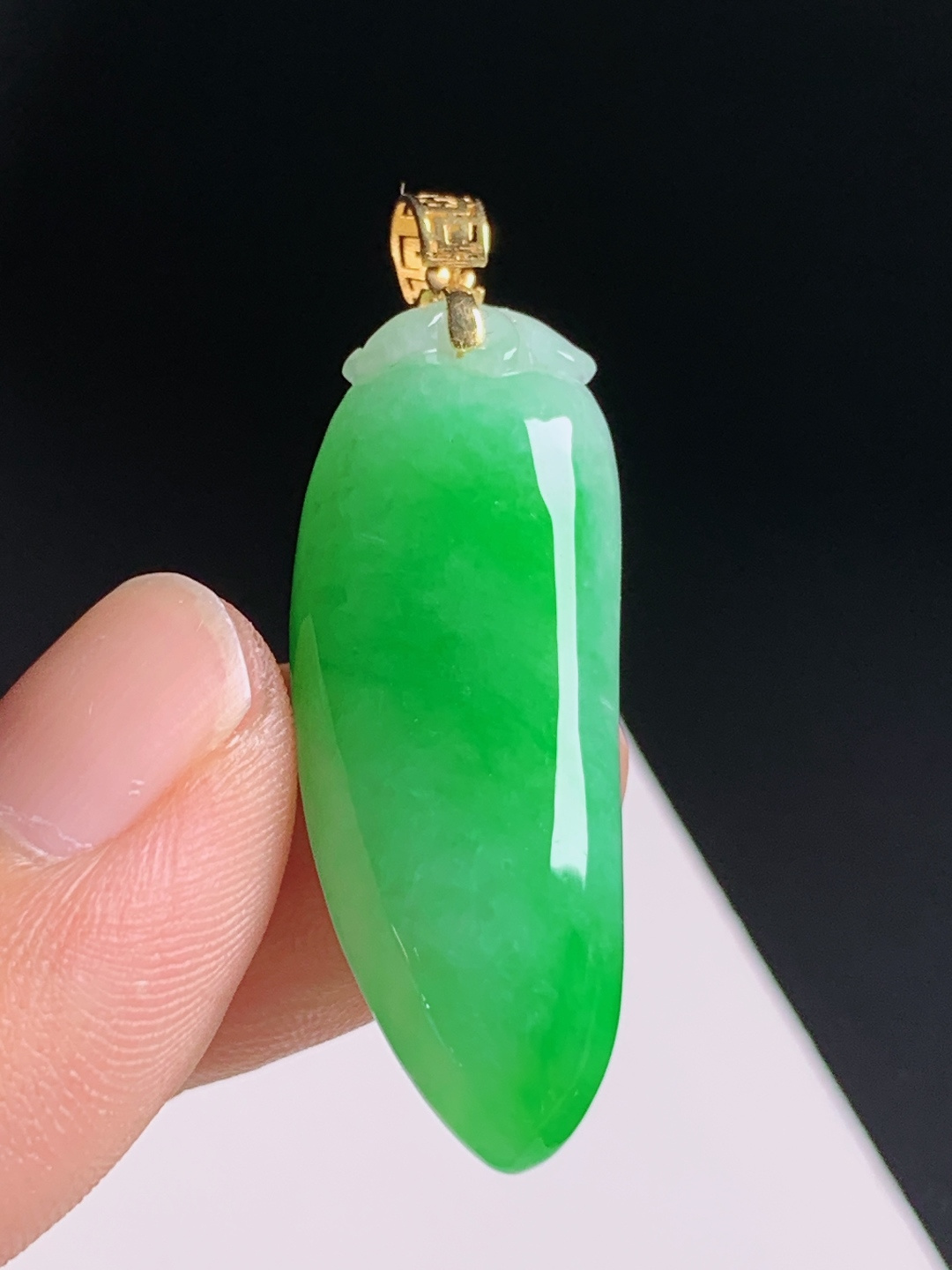 阳绿福瓜吊坠，正色匀绿水润饱满，极简金扣简约大气，寓意福气绵延兴旺