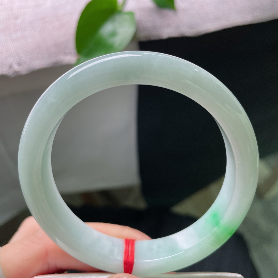 58.3/12.2/8，绿底正圈，一抹翠色点缀，低调中透露着一丝张扬，无裂，ss54896a