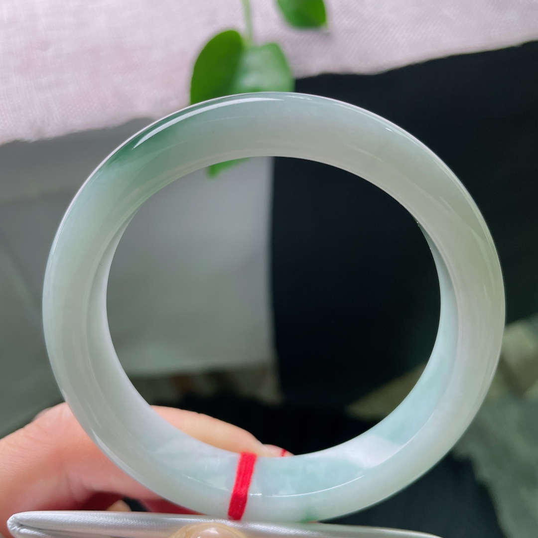 57/12/8.2，绿底正圈，一抹深色点缀，细润，种老，一点侧纹不显，ss54971a
